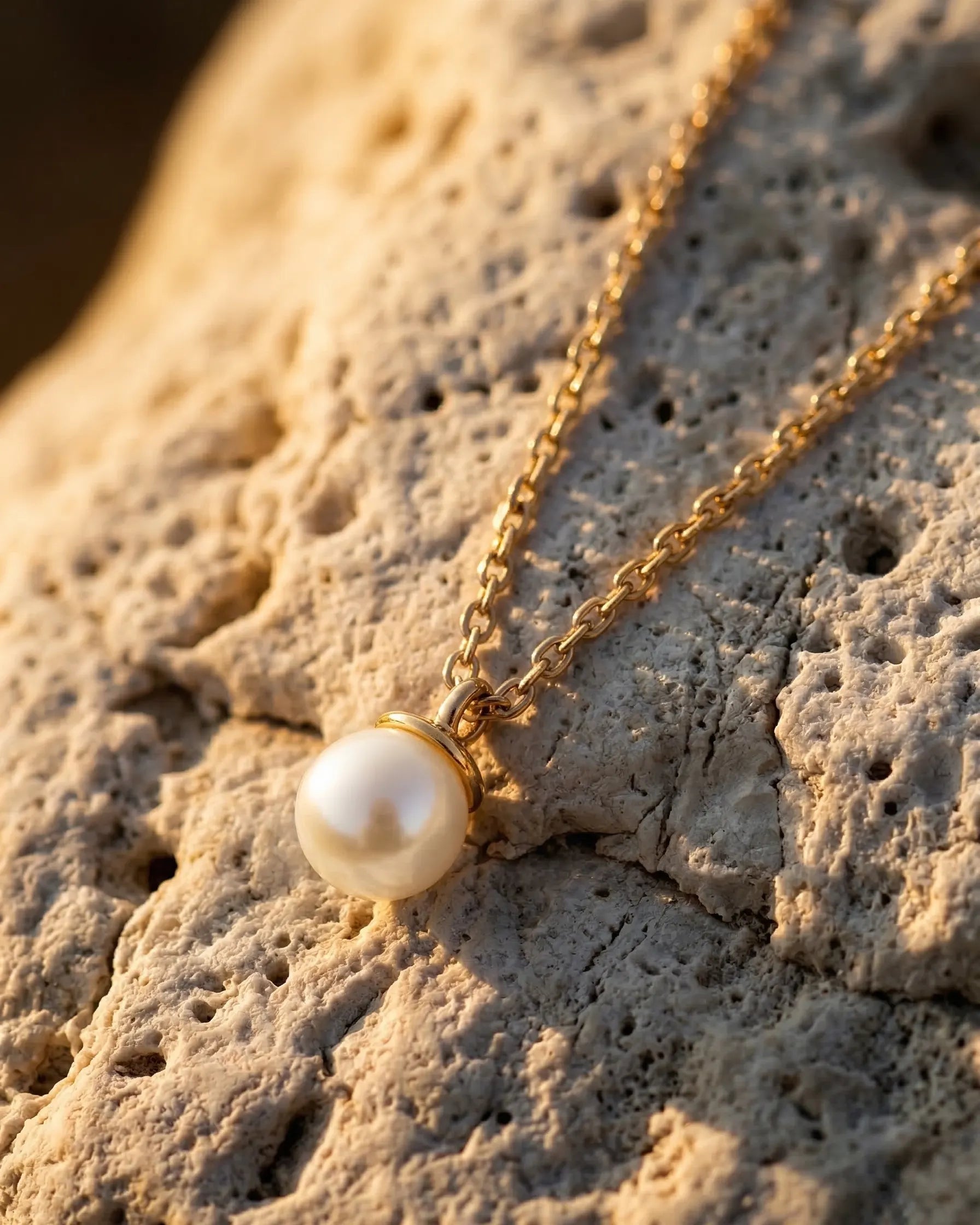 anti-tarnish-gold-vermeil-noble-necklace-detail, radiant-organic-pearl-shimmer-jewelry, jewelry-for-sensitive-skin-sterling-silver, upscale-jewelry-brand-denmark, modern-classic-pearl-design