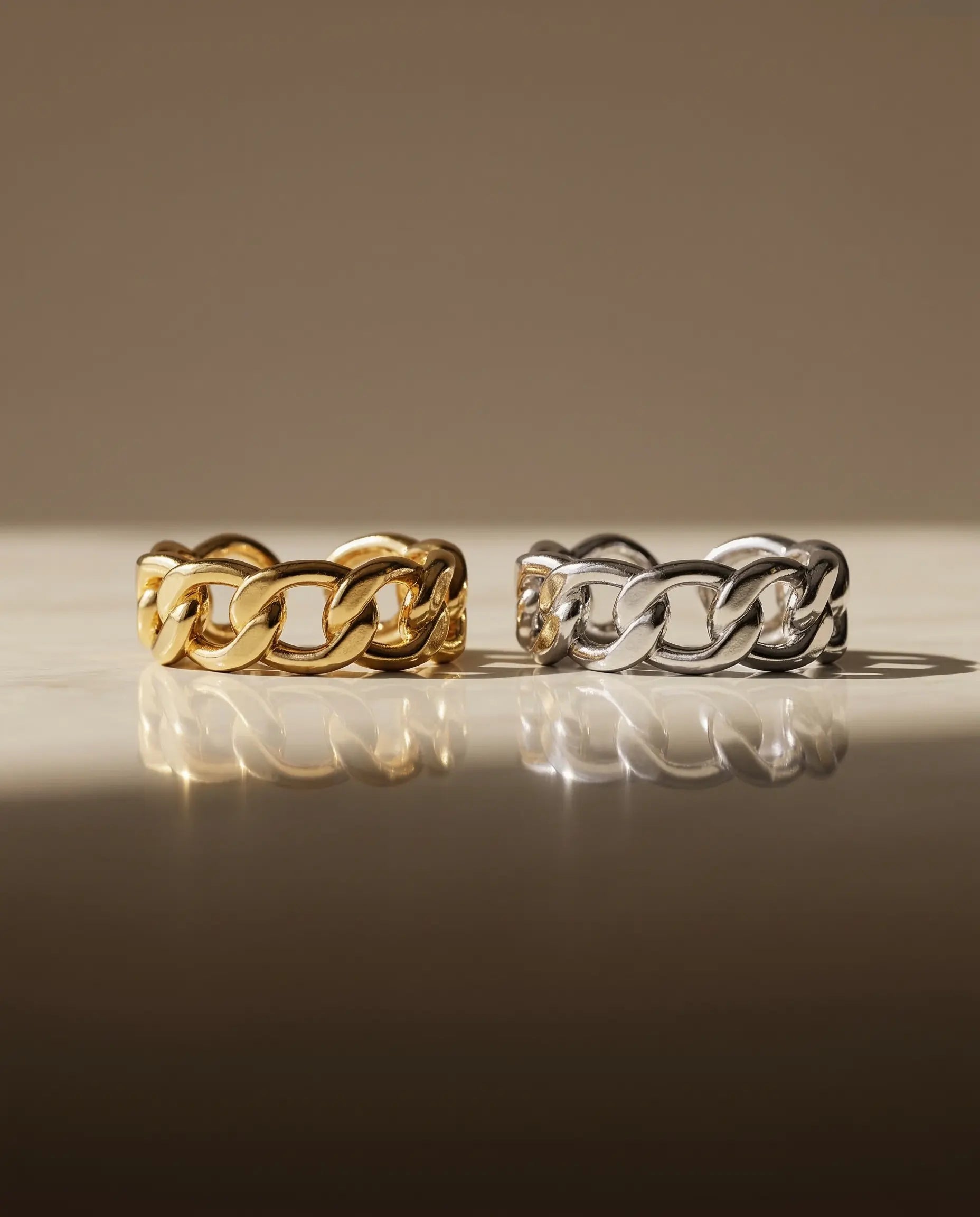 anti-tarnish-gold-vermeil-rubia-ring-detail, radiant-polished-chain-link-shimmer-jewelry, jewelry-for-sensitive-skin-925-silver, upscale-jewelry-brand-denmark, modern-classic-link-design