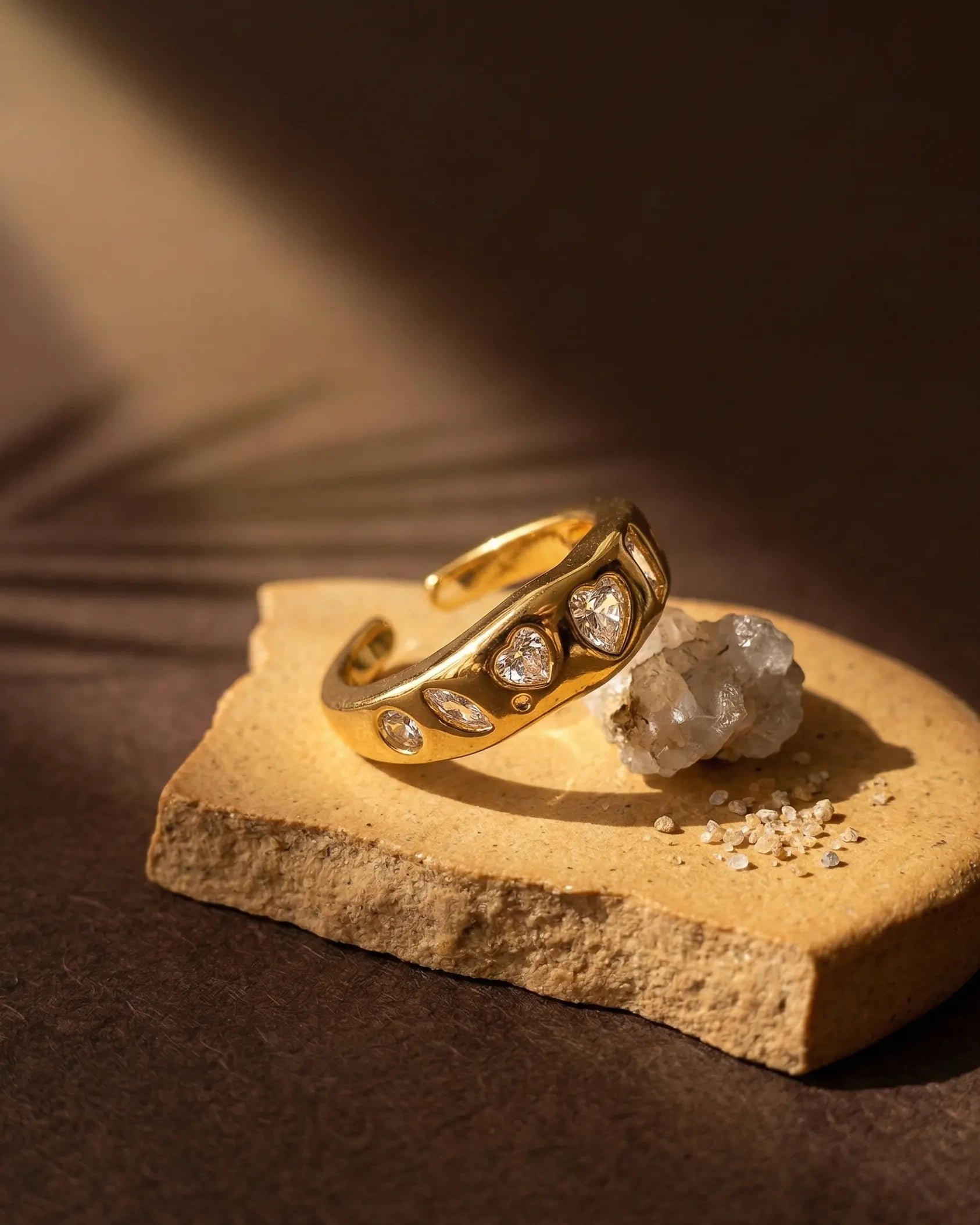 durable-life-proof-paloma-gold-heart-ring-detail, sophisticated-adjustable-open-band-design, high-quality-18k-gold-pvd-plating, anti-allergy-steel-jewelry-premium, refined-jewelry-collection-germany