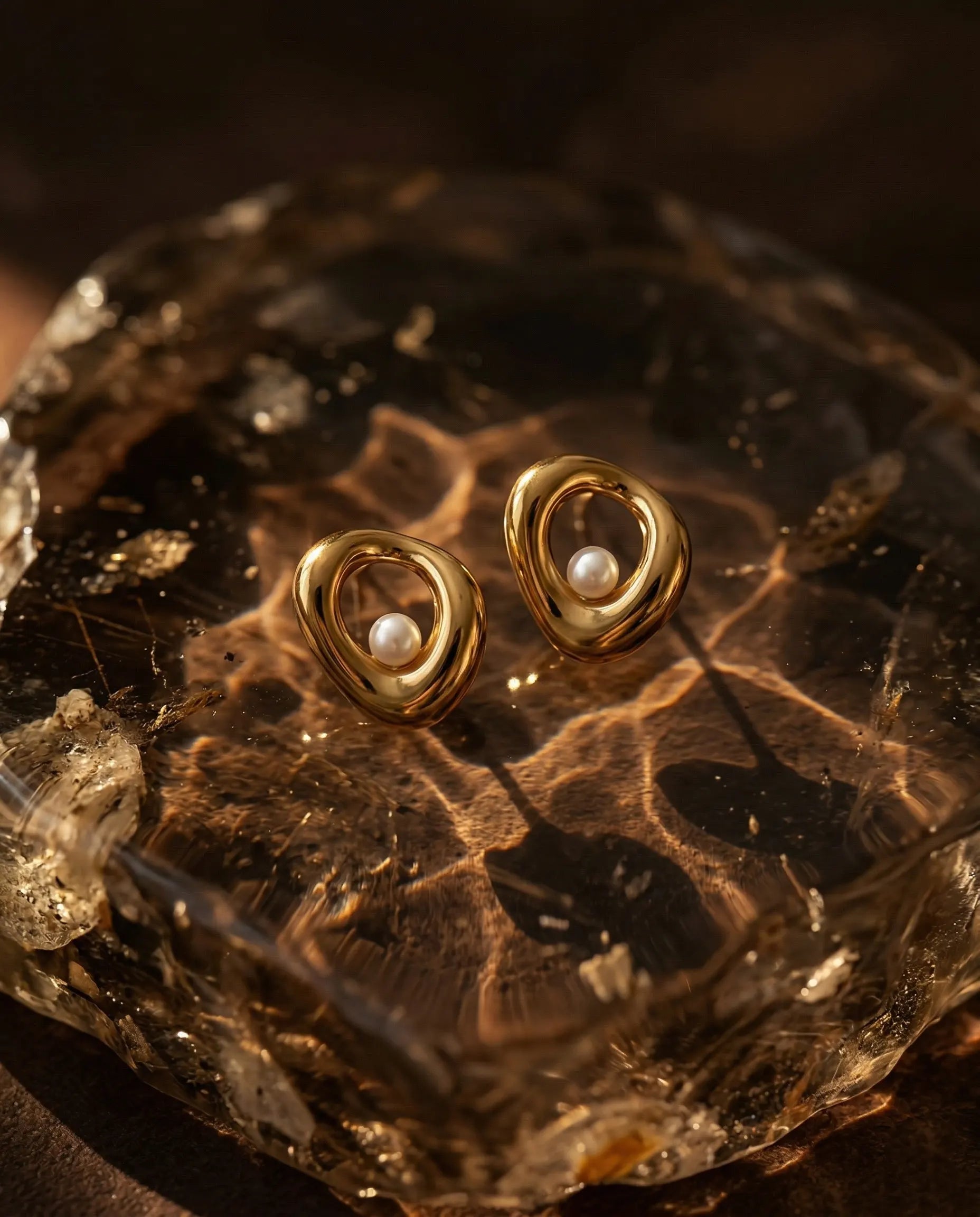 durable-316l-stainless-steel-cybelle-earrings-detail, sophisticated-modern-teardrop-hoop-design, high-quality-18k-gold-pvd-plating, anti-allergy-steel-jewelry-premium, refined-jewelry-collection-germany