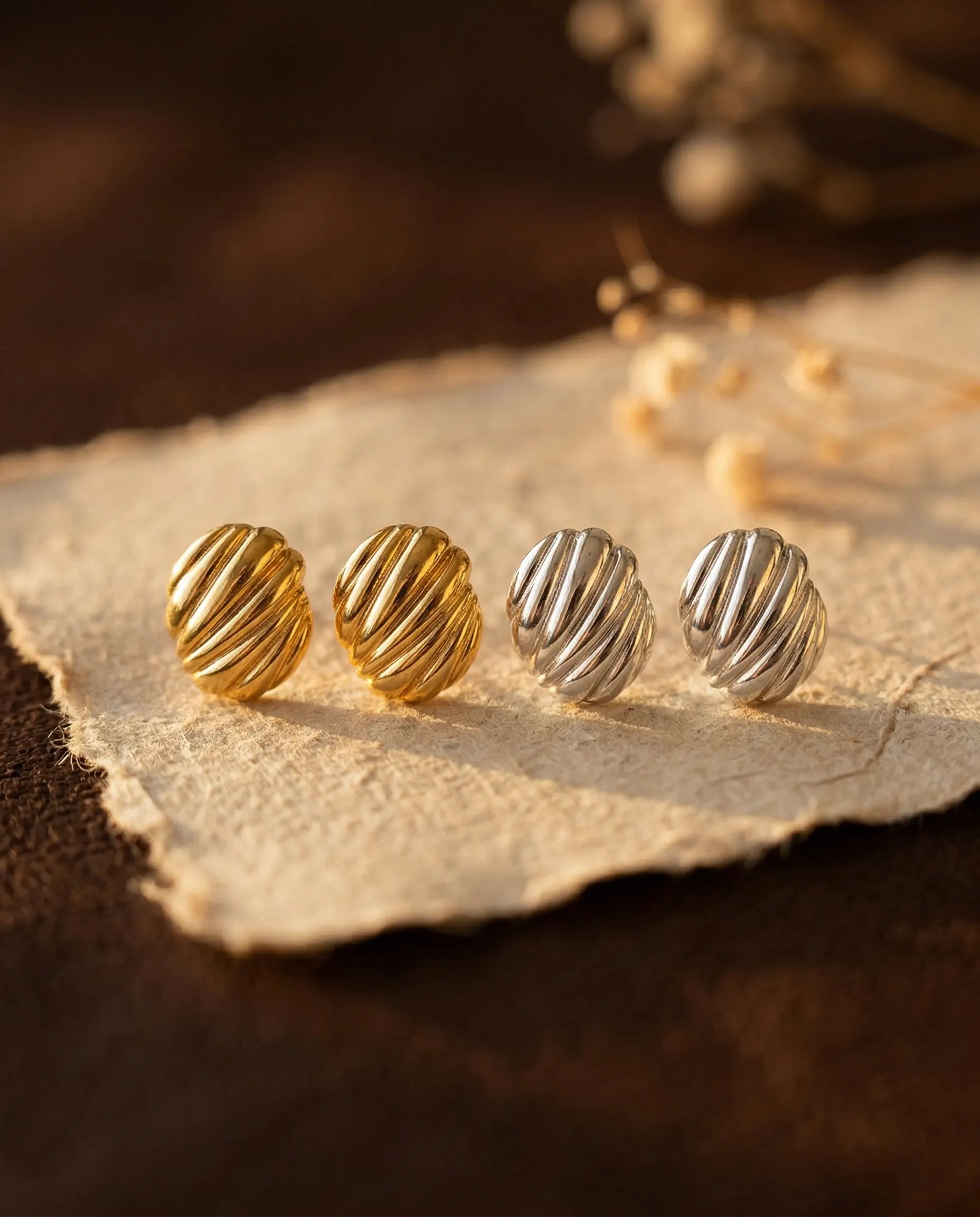durable-316l-stainless-steel-nia-earrings-detail, sophisticated-modern-ribbed-dome-design, high-quality-18k-gold-pvd-plating, anti-allergy-steel-jewelry-premium, refined-jewelry-collection-germany