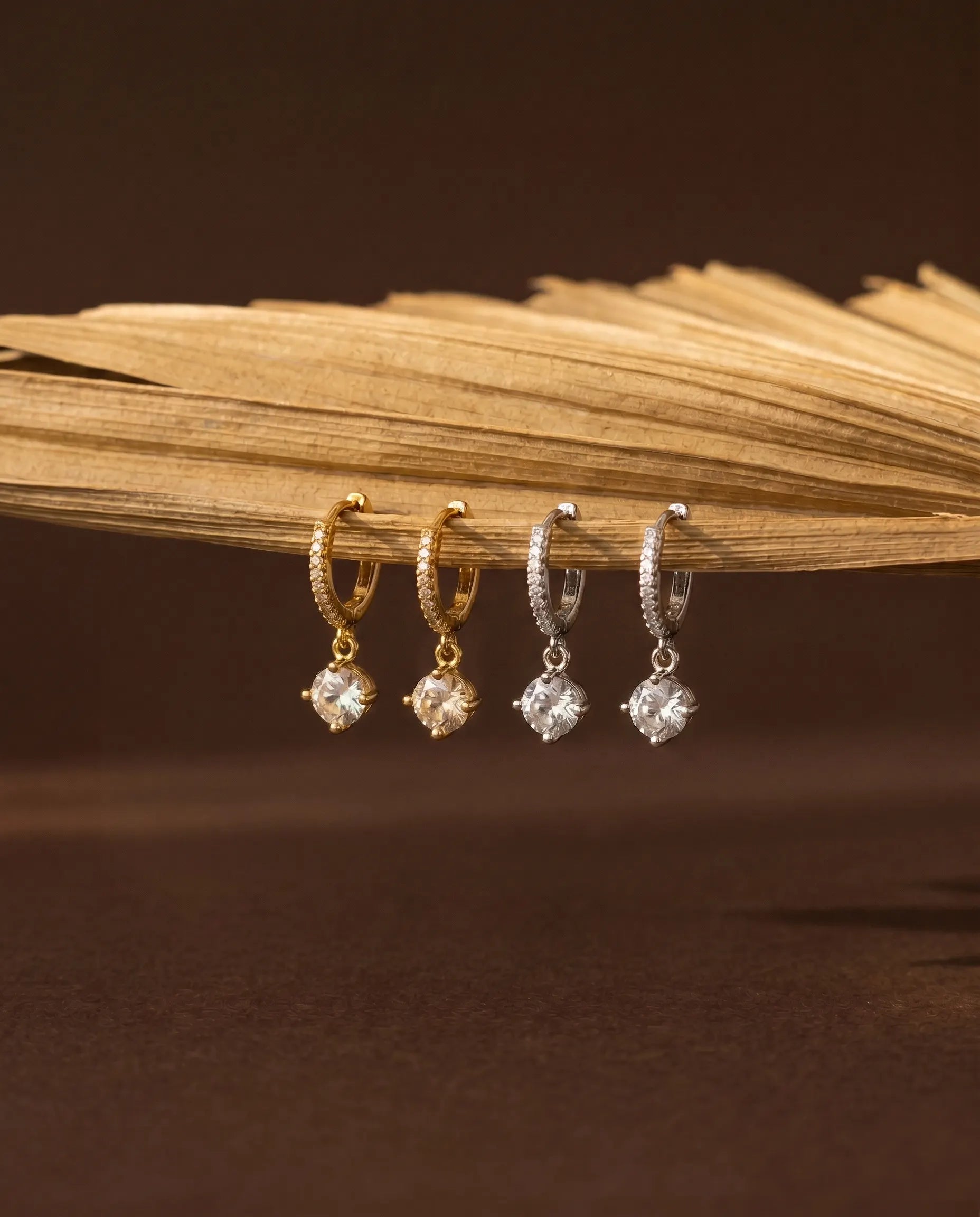 durable-925-sterling-silver-dafne-earrings-detail, sophisticated-modern-solitaire-drop-design, high-quality-18k-gold-vermeil-silver, anti-allergy-fine-jewelry-premium, refined-jewelry-collection-german