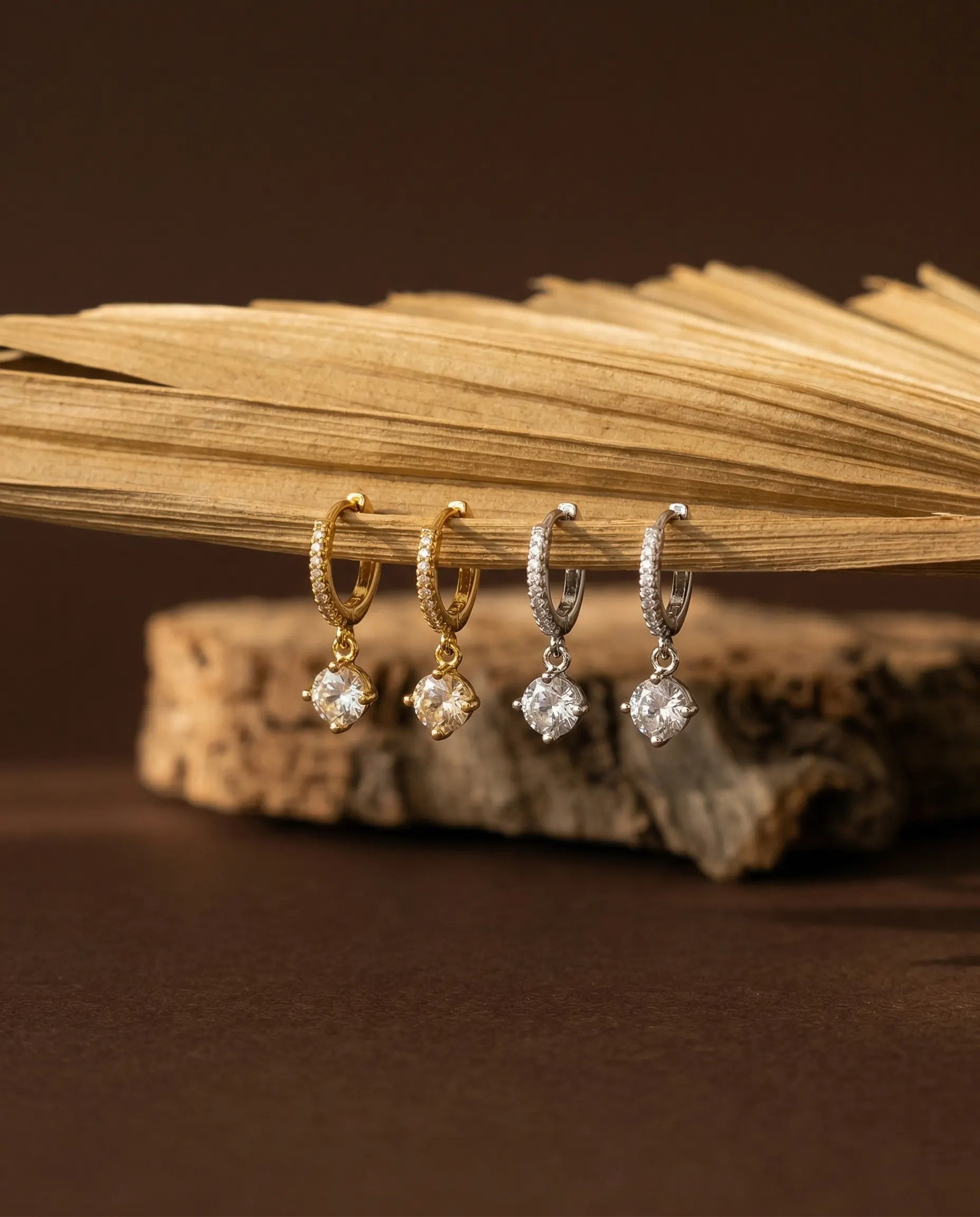 durable-925-sterling-silver-dafne-earrings-detail, sophisticated-modern-solitaire-drop-design, high-quality-18k-gold-vermeil-silver, anti-allergy-fine-jewelry-premium, refined-jewelry-collection-germany