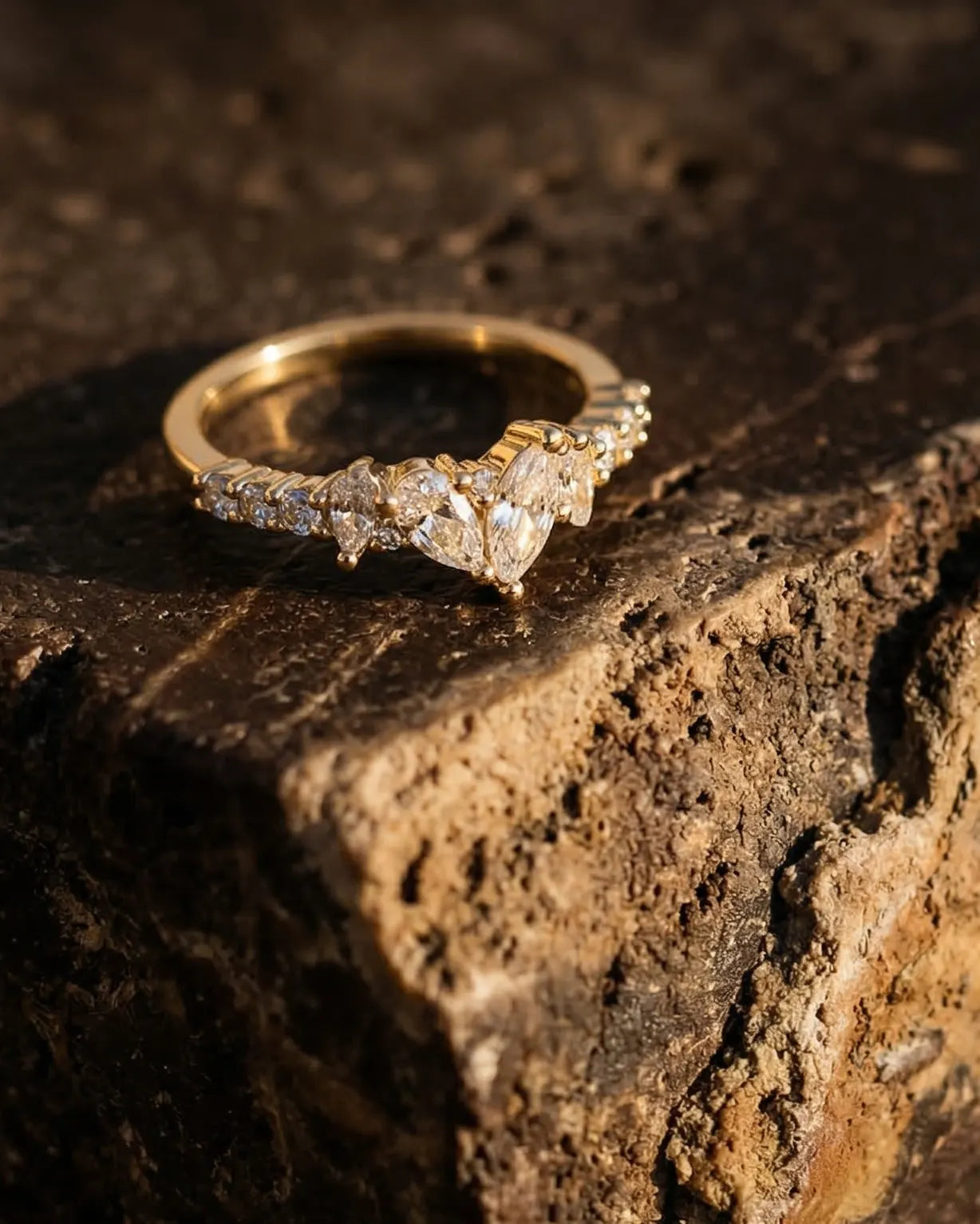 durable-925-sterling-silver-graze-ring-detail, sophisticated-interlocking-crystal-design-minimalist, high-quality-18k-gold-plating-silver, anti-allergy-fine-jewelry-premium, refined-jewelry-collection-germany