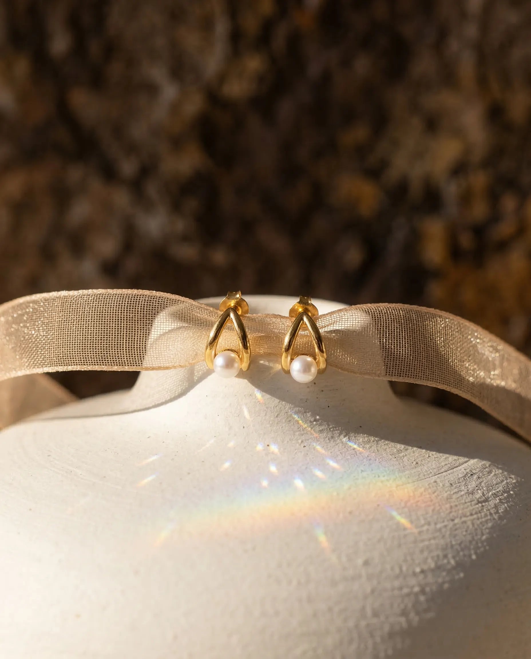 durable-925-sterling-silver-lace-earrings-detail, sophisticated-modern-triangle-pearl-design, high-quality-18k-gold-plating-silver, anti-allergy-fine-jewelry-premium, refined-jewelry-collection-germany