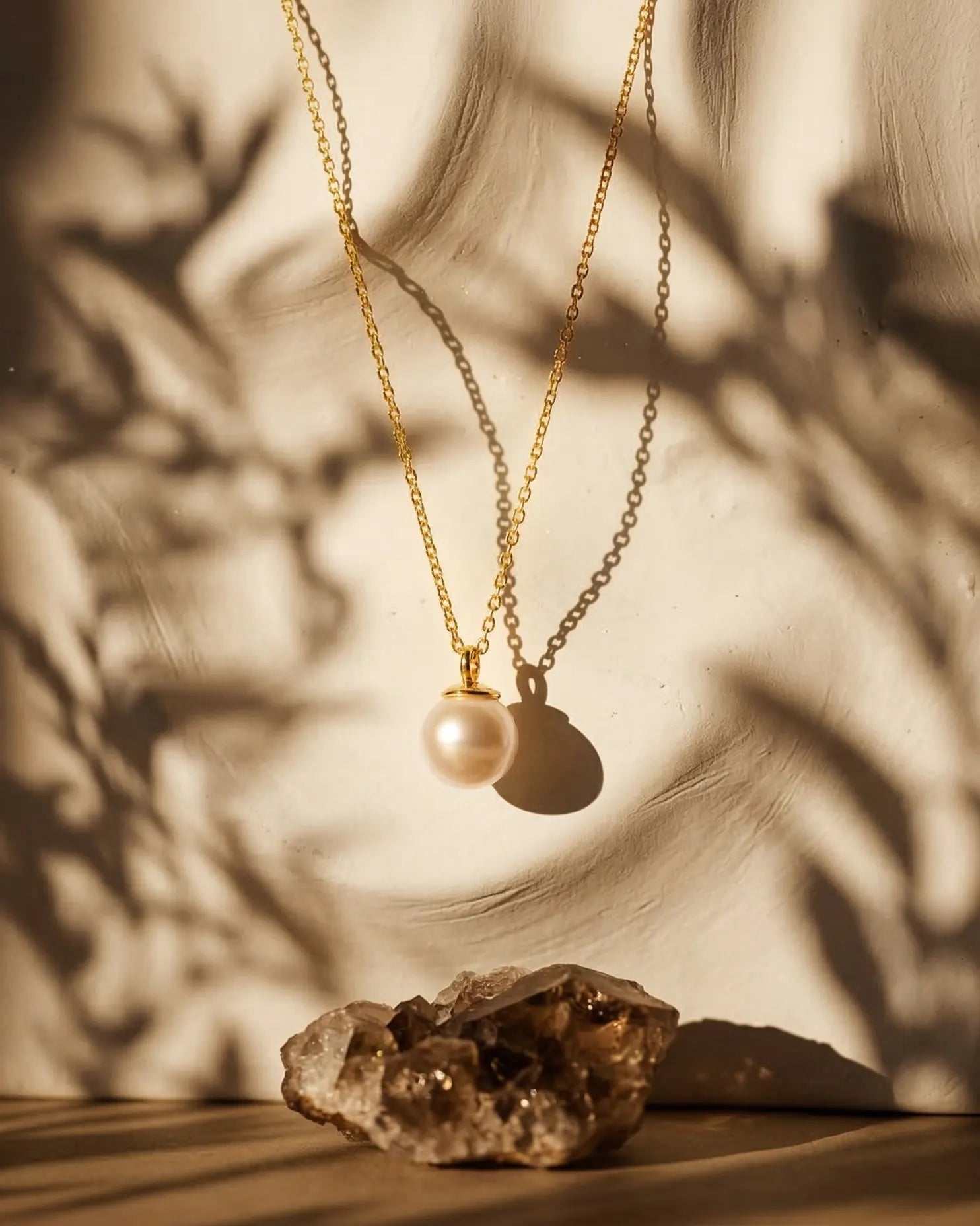 durable-925-sterling-silver-noble-necklace-detail, sophisticated-minimalist-pearl-design, high-quality-18k-gold-plating-silver, anti-allergy-fine-jewelry-premium, refined-jewelry-collection-germany