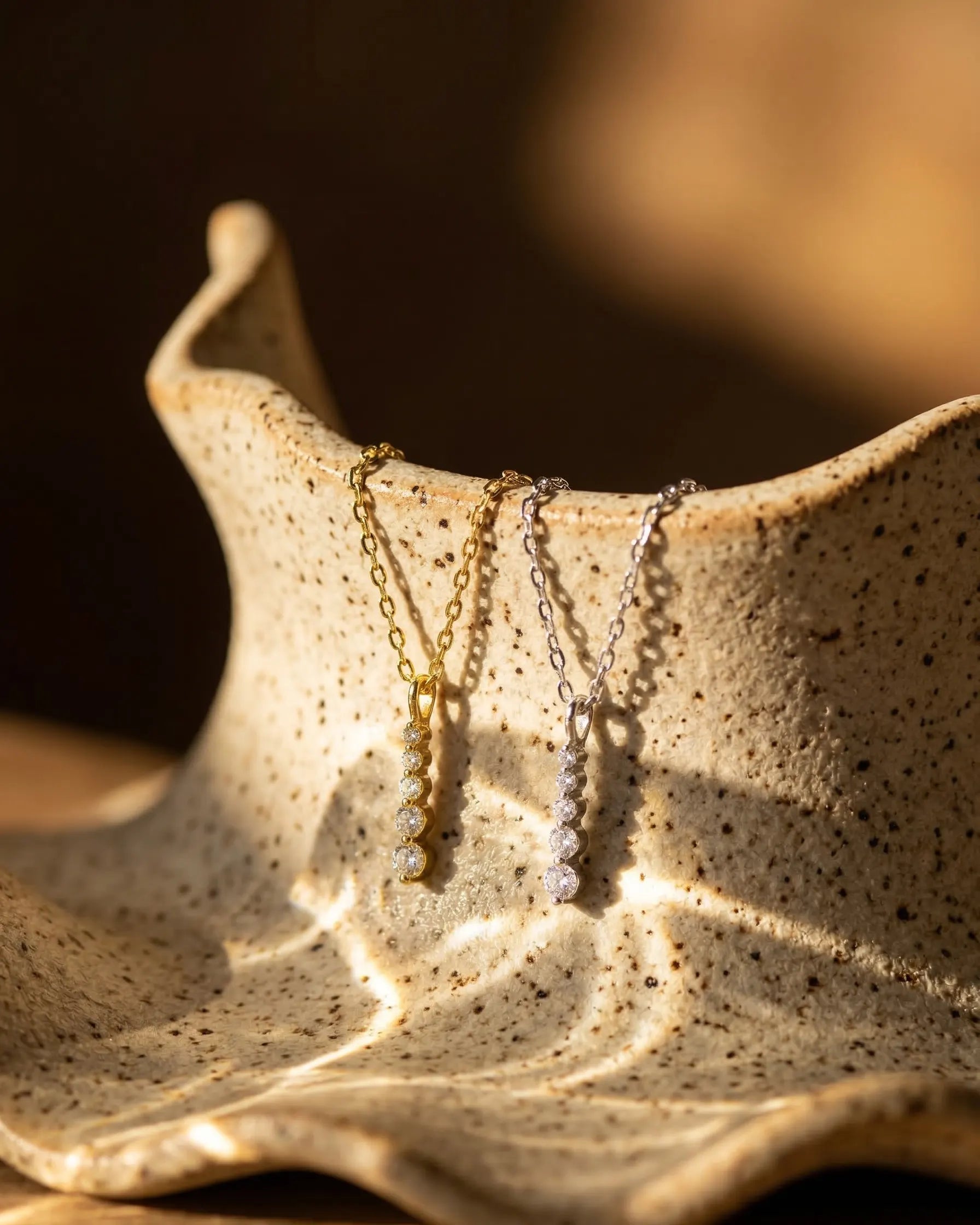 durable-925-sterling-silver-pear-necklace-detail, sophisticated-triple-teardrop-design-minimalist, high-quality-18k-gold-plating-silver, anti-allergy-fine-jewelry-premium, refined-jewelry-collection-germany