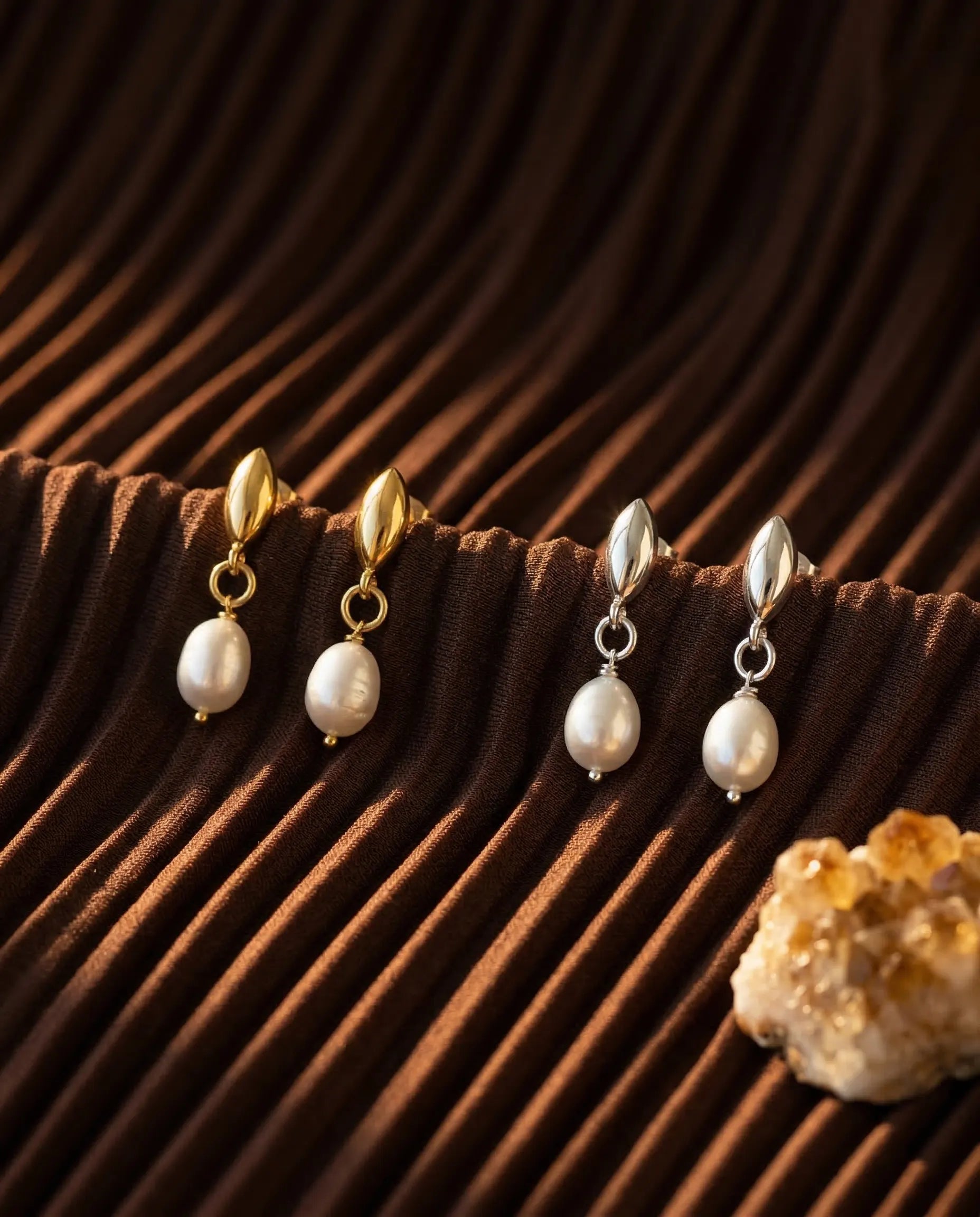 durable-925-sterling-silver-petal-earrings-detail, sophisticated-sculptural-petal-design, high-quality-18k-gold-plating-silver, anti-allergy-fine-jewelry-premium, refined-jewelry-collection-germany