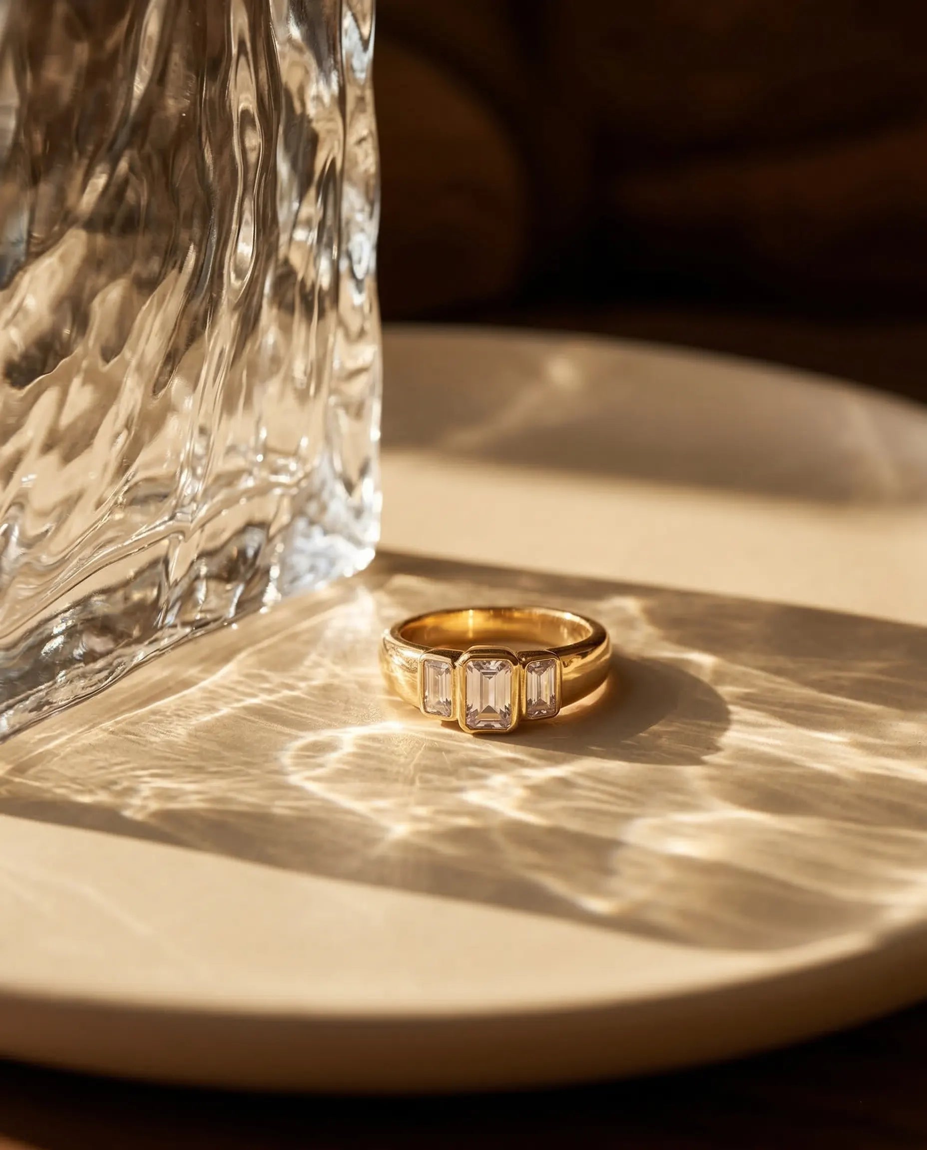 durable-life-proof-beam-gold-ring-detail, sophisticated-ribbed-textured-design-with-crystals, high-quality-18k-gold-pvd-plating, anti-allergy-steel-jewelry-premium, refined-jewelry-collection-germany