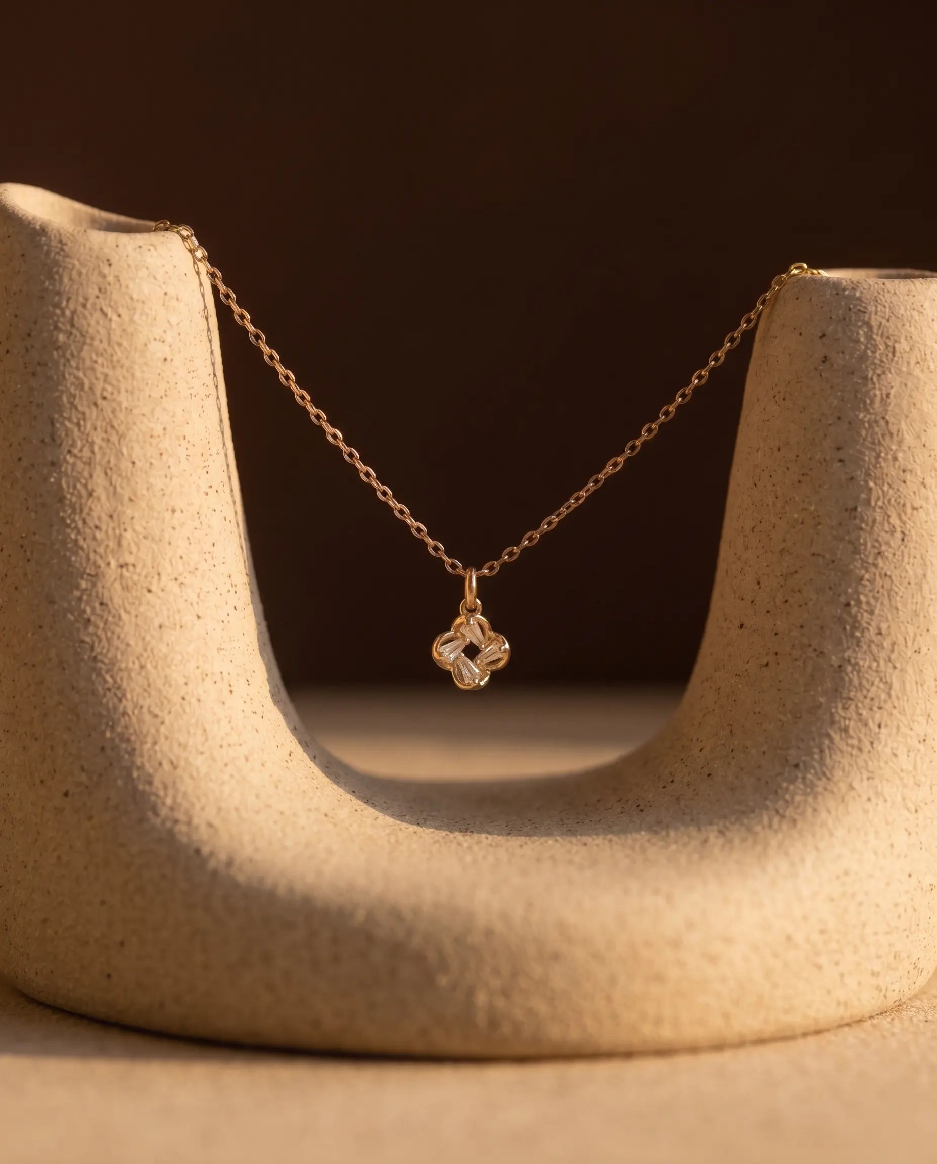 durable-life-proof-juliet-gold-heart-necklace-detail, sophisticated-modern-puffy-heart-design, high-quality-18k-gold-pvd-plating, anti-allergy-steel-jewelry-premium, refined-jewelry-collection-germany