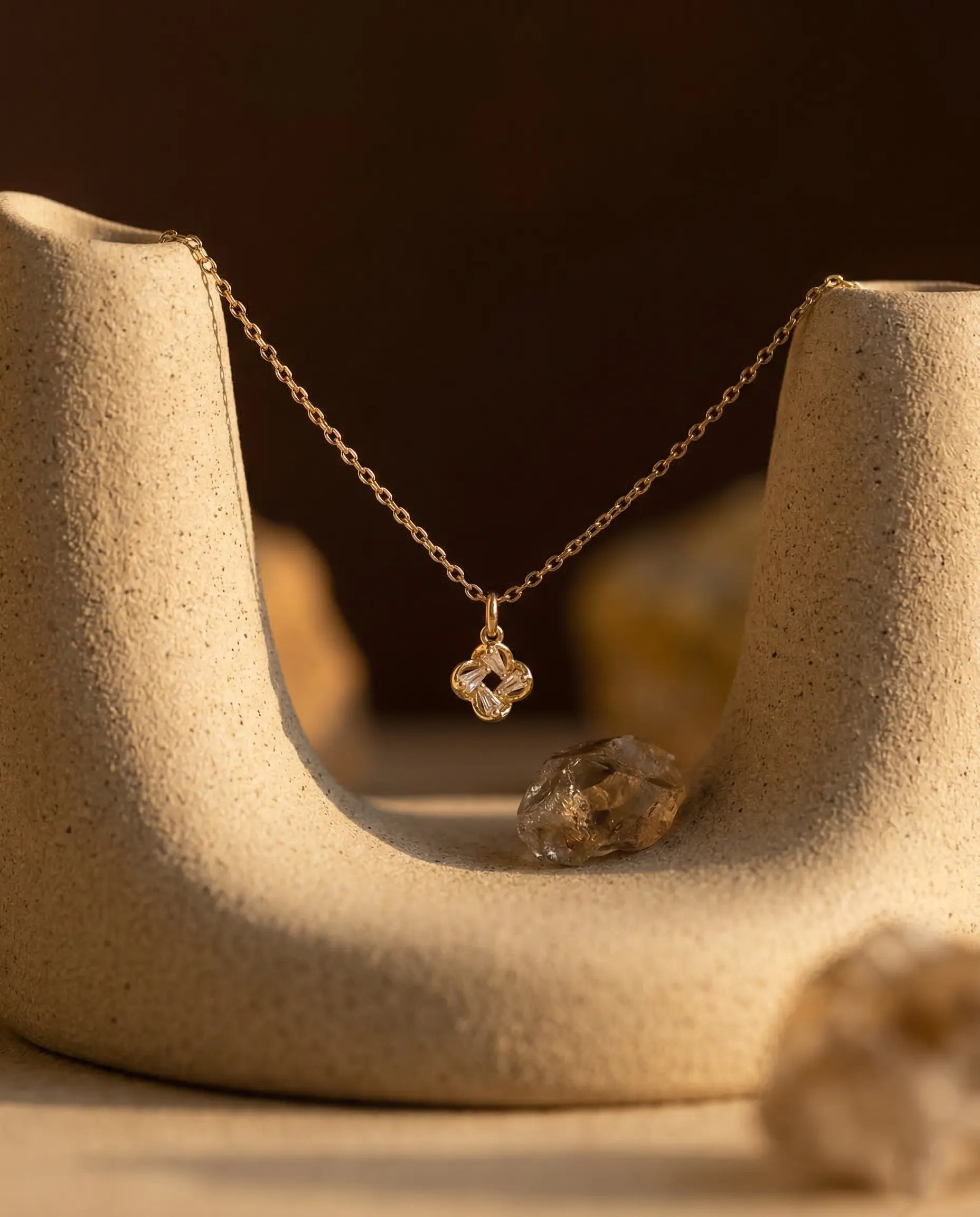 durable-life-proof-juliet-gold-heart-necklace-detail, sophisticated-modern-puffy-heart-design, high-quality-18k-gold-pvd-plating, anti-allergy-steel-jewelry-premium, refined-jewelry-collection-germany