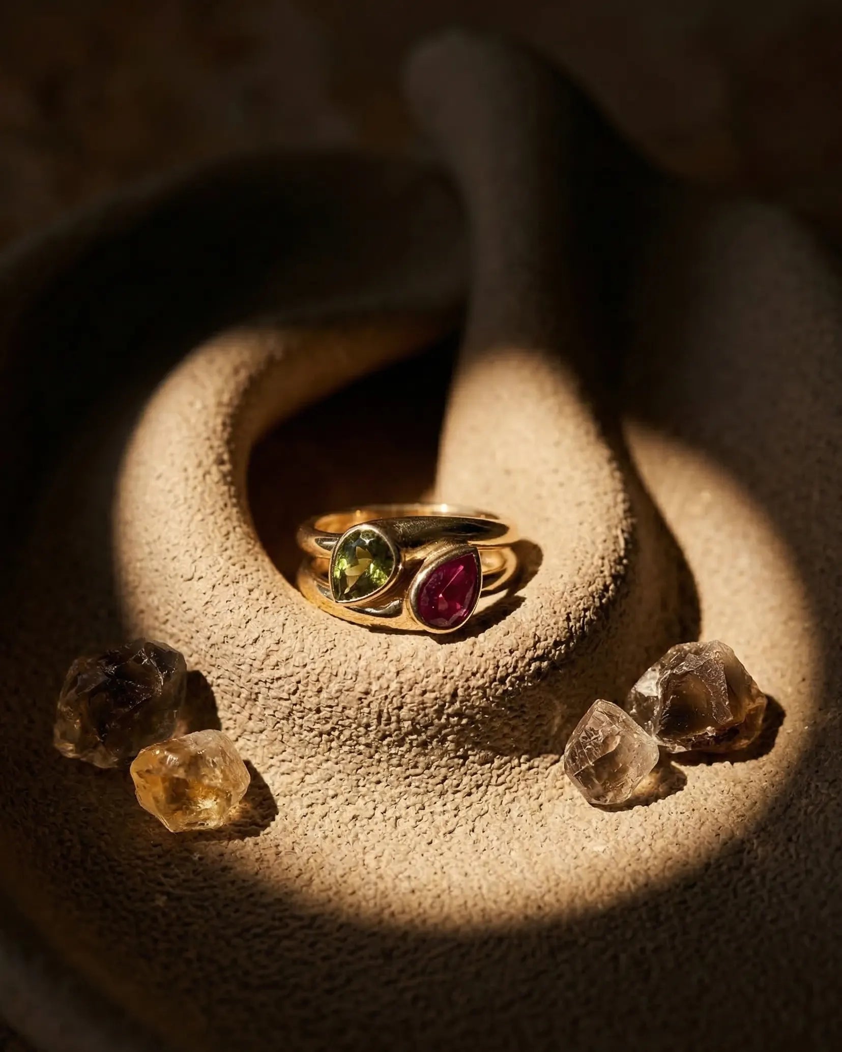 durable-life-proof-katrina-gold-gemstone-ring-detail, sophisticated-modern-dual-stone-design, high-quality-18k-gold-pvd-plating, anti-allergy-steel-jewelry-premium, refined-jewelry-collection-germany