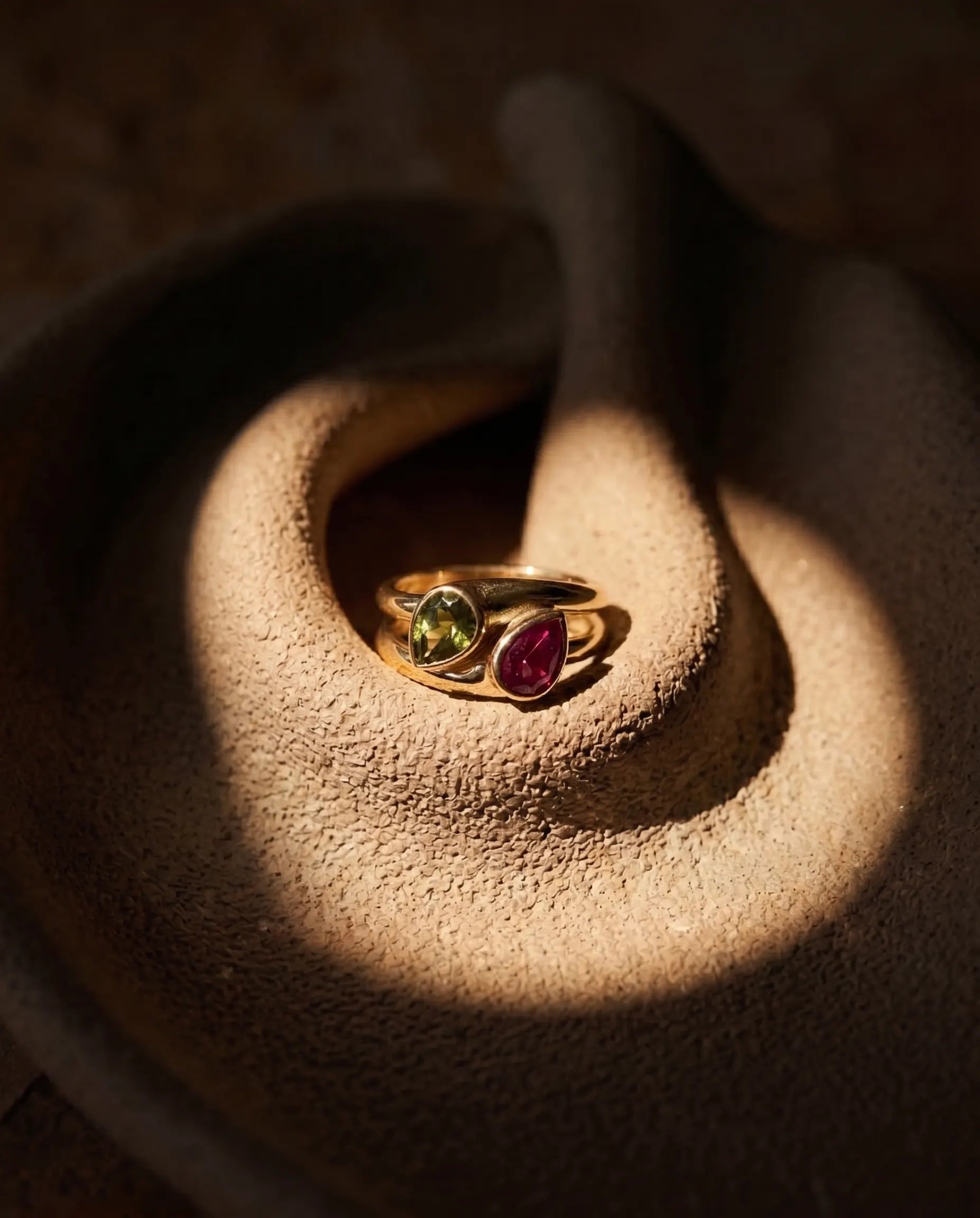 durable-life-proof-katrina-gold-gemstone-ring-detail, sophisticated-modern-dual-stone-design, high-quality-18k-gold-pvd-plating, anti-allergy-steel-jewelry-premium, refined-jewelry-collection-germany