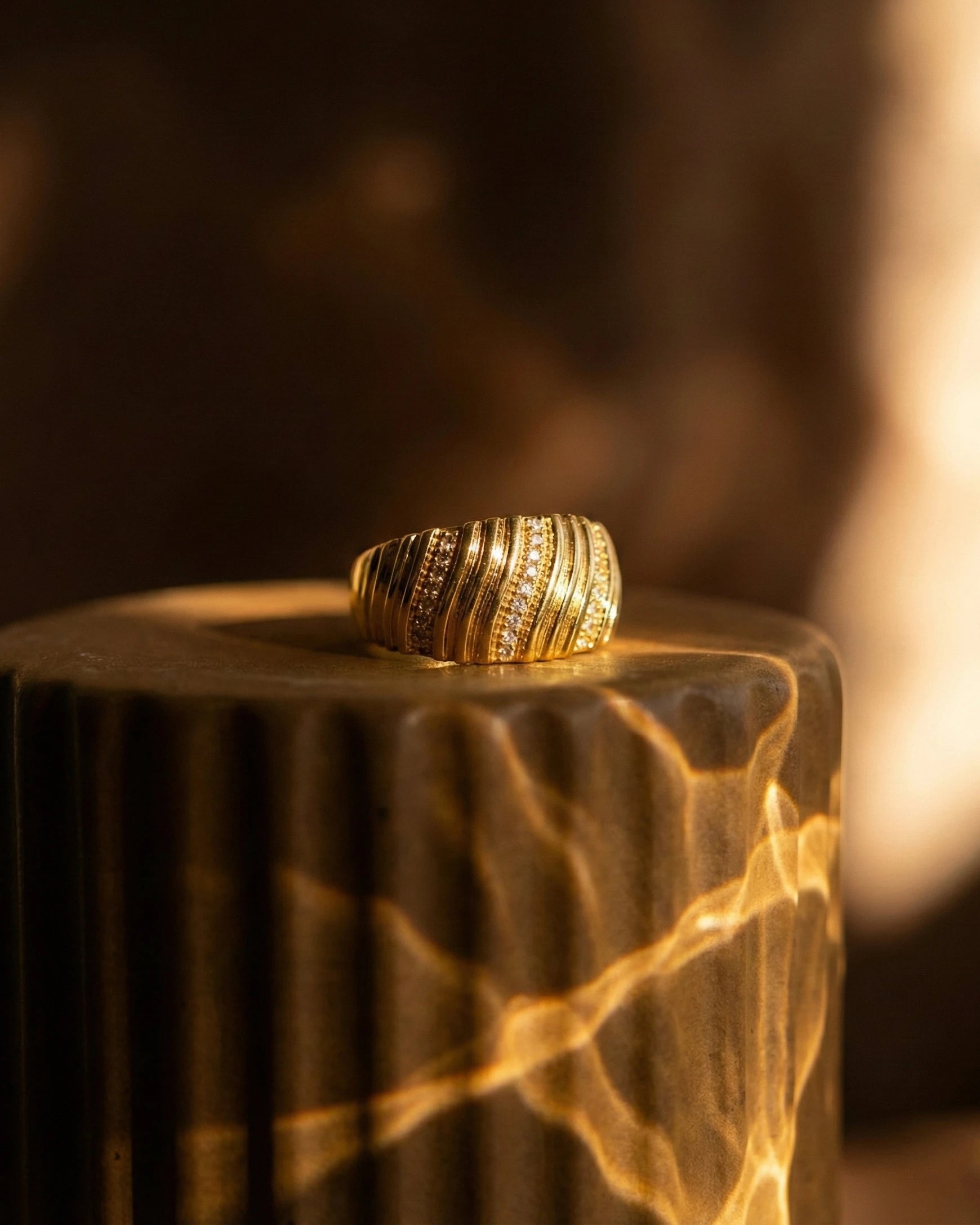 durable-life-proof-kenza-gold-statement-ring-detail, sophisticated-sculptural-ribbed-design, high-quality-18k-gold-pvd-plating, anti-allergy-steel-jewelry-premium, refined-jewelry-collection-germany