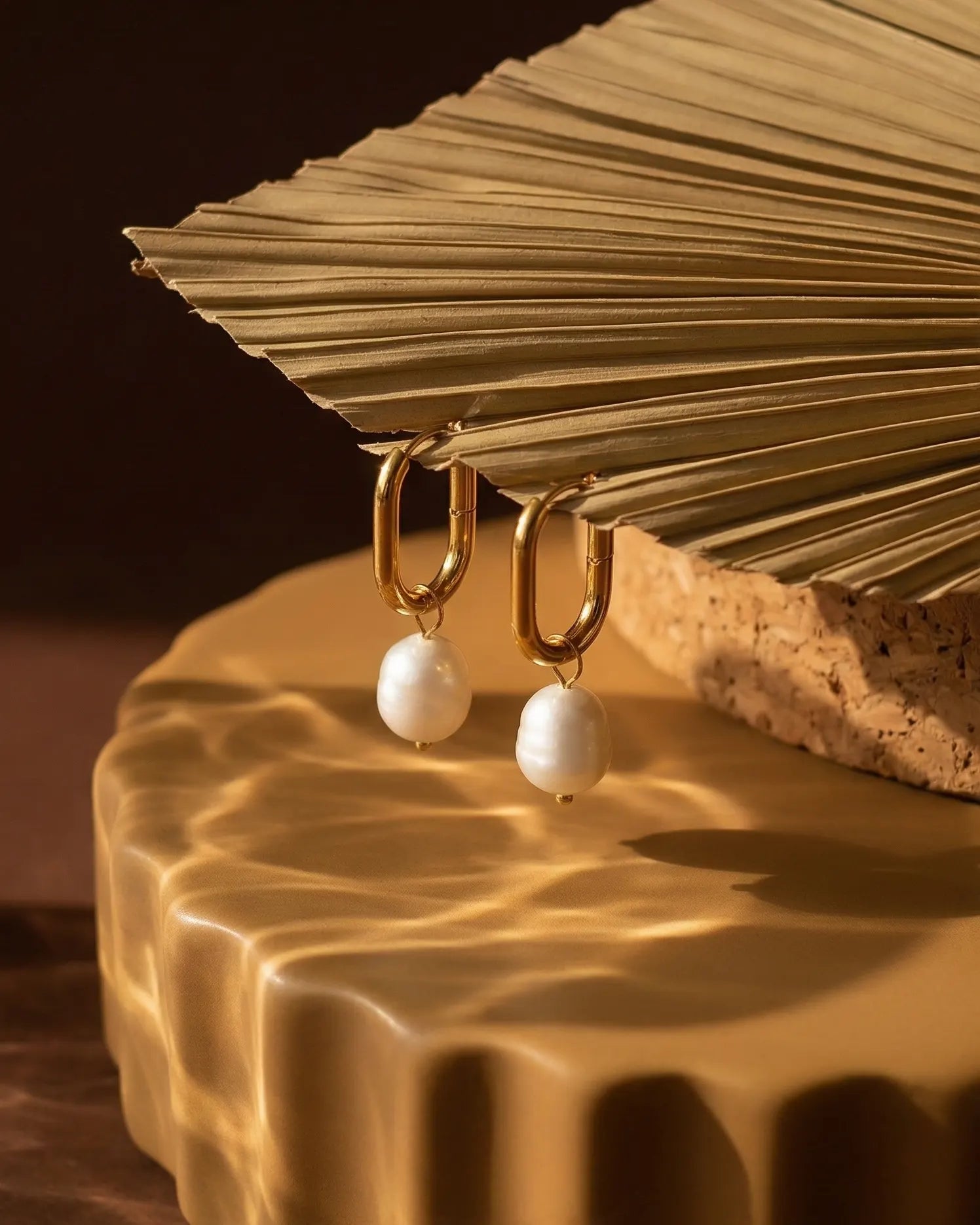 durable-life-proof-pearly-gold-earrings-detail, sophisticated-pearl-drop-hoop-design, high-quality-18k-gold-pvd-plating, anti-allergy-steel-jewelry-premium, refined-jewelry-collection-germany