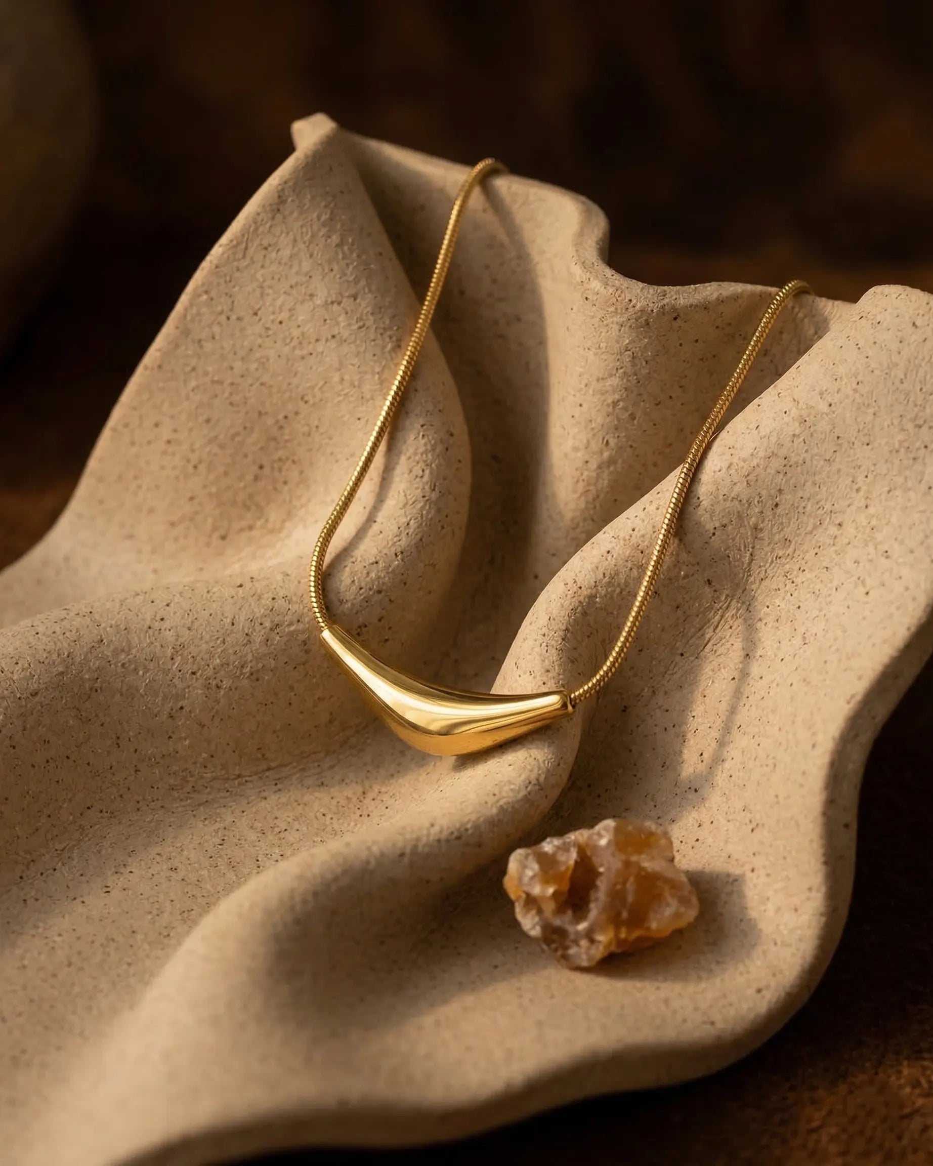 durable-life-proof-prestige-gold-arc-necklace-detail, sophisticated-modern-organic-shape-design, high-quality-18k-gold-pvd-plating, anti-allergy-steel-jewelry-premium, refined-jewelry-collection-germany