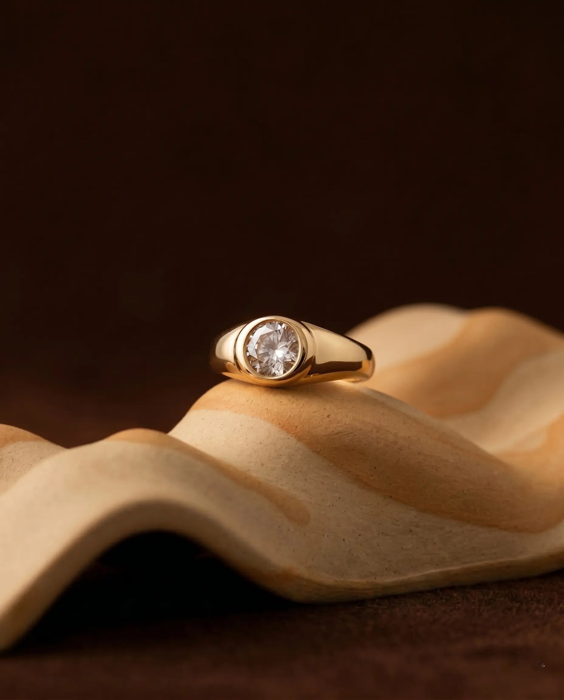 durable-life-proof-span-gold-ring-detail, sophisticated-modern-structural-design-waterproof, high-quality-18k-gold-pvd-plating, anti-allergy-steel-jewelry-premium, refined-jewelry-collection-germany