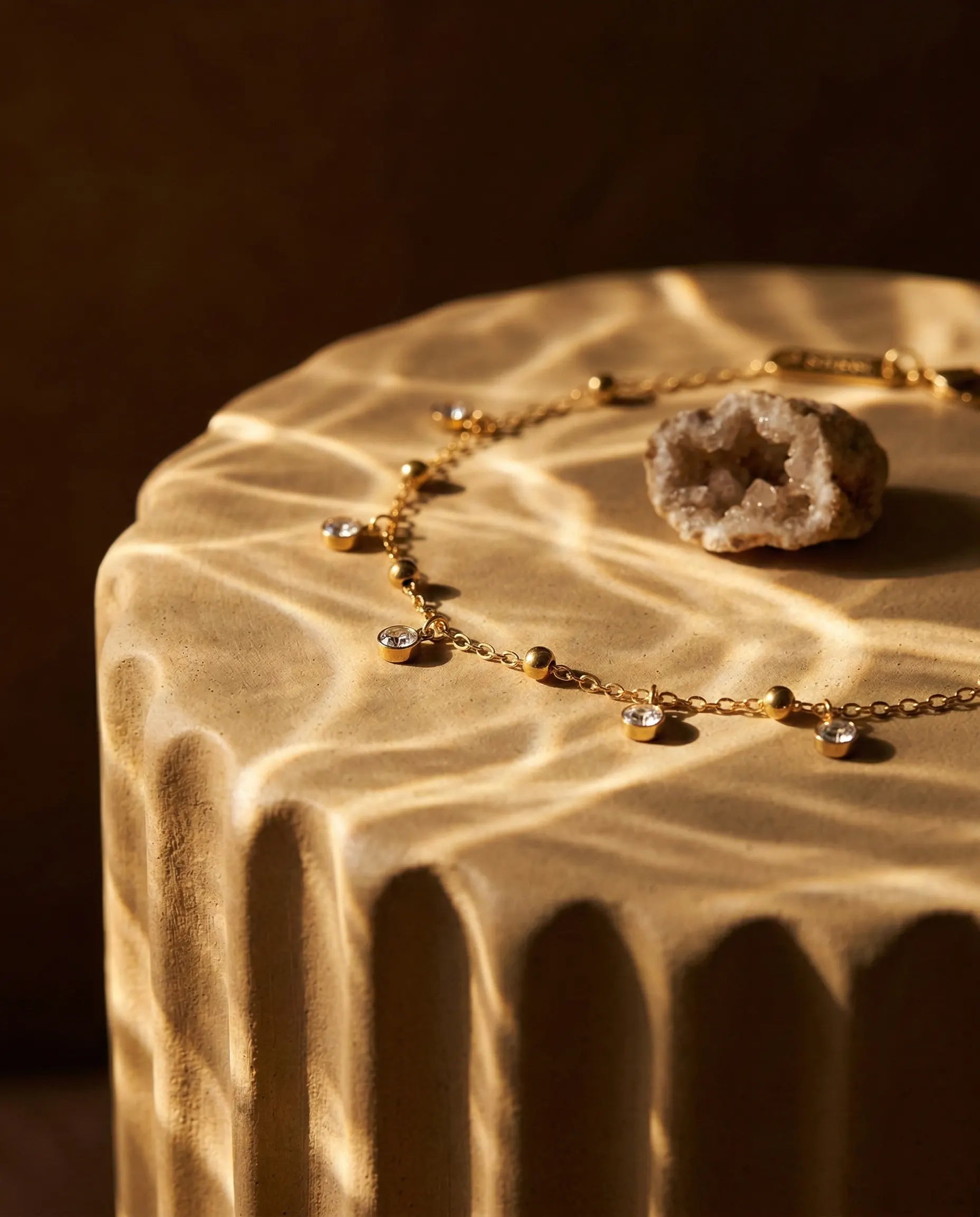 durable-tarnish-free-alora-solitaire-bracelet, sophisticated-dainty-stone-detail, high-quality-18k-gold-pvd-plating, anti-allergy-steel-jewelry-premium, refined-jewelry-collection-germany