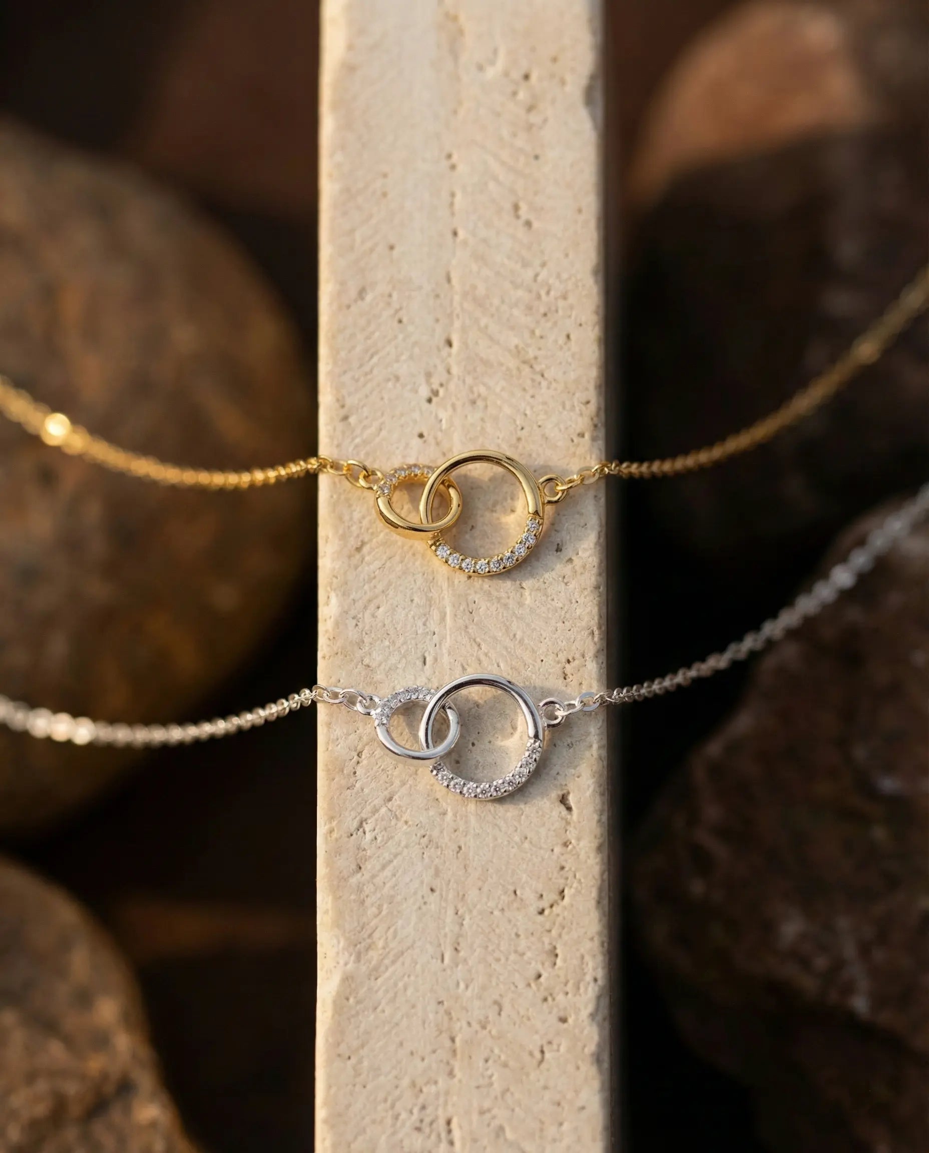 durable-tarnish-free-interlocking-rings-necklace, brilliant-cut-zirconia-detail-pendant, high-quality-solid-925-sterling-silver, anti-allergy-silver-jewelry-premium, refined-jewelry-collection-germany