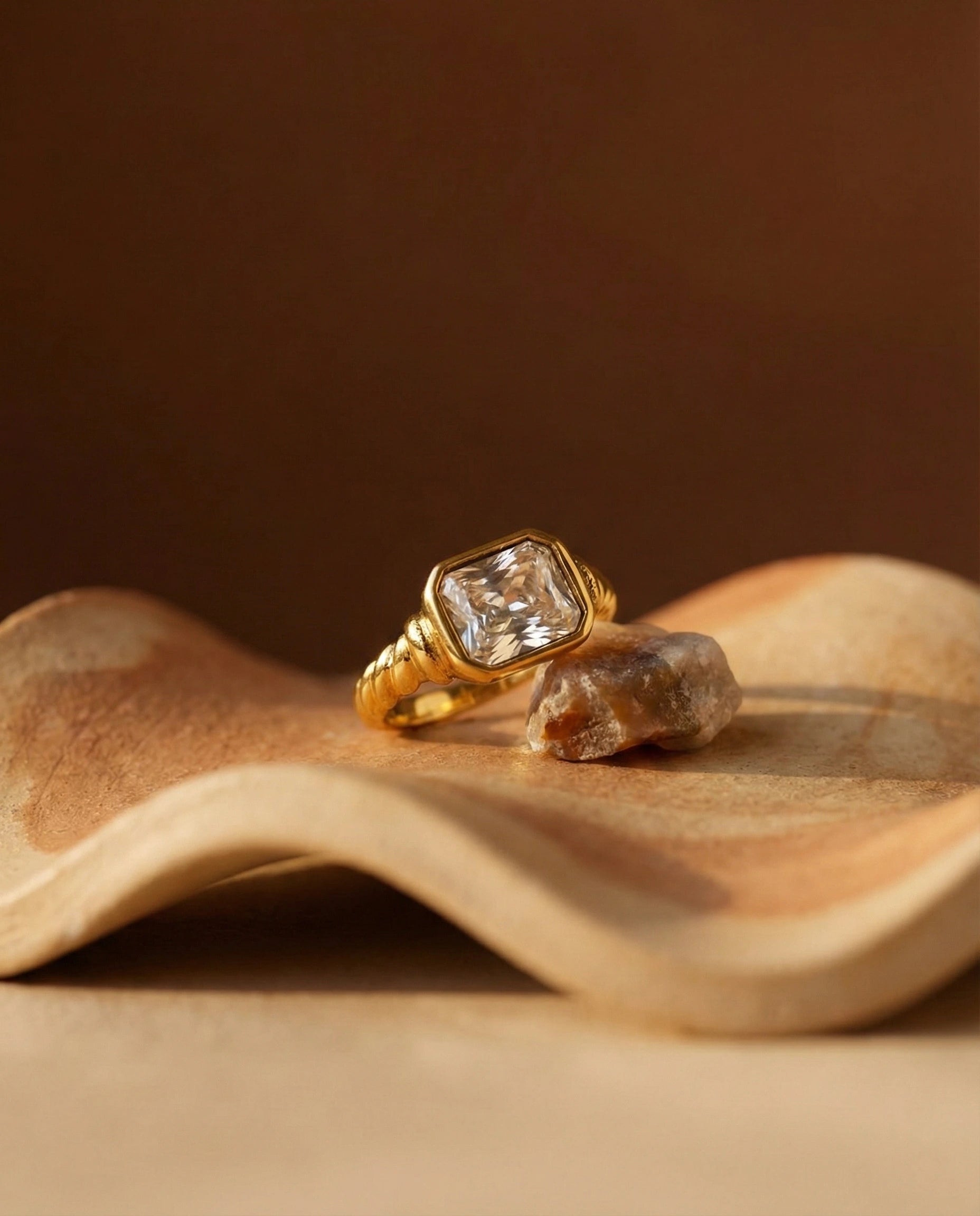 durable-tarnish-free-nala-gold-band, sophisticated-minimalist-ring-detail, high-quality-18k-gold-pvd-plating, anti-allergy-steel-jewelry-premium, refined-jewelry-collection-germany