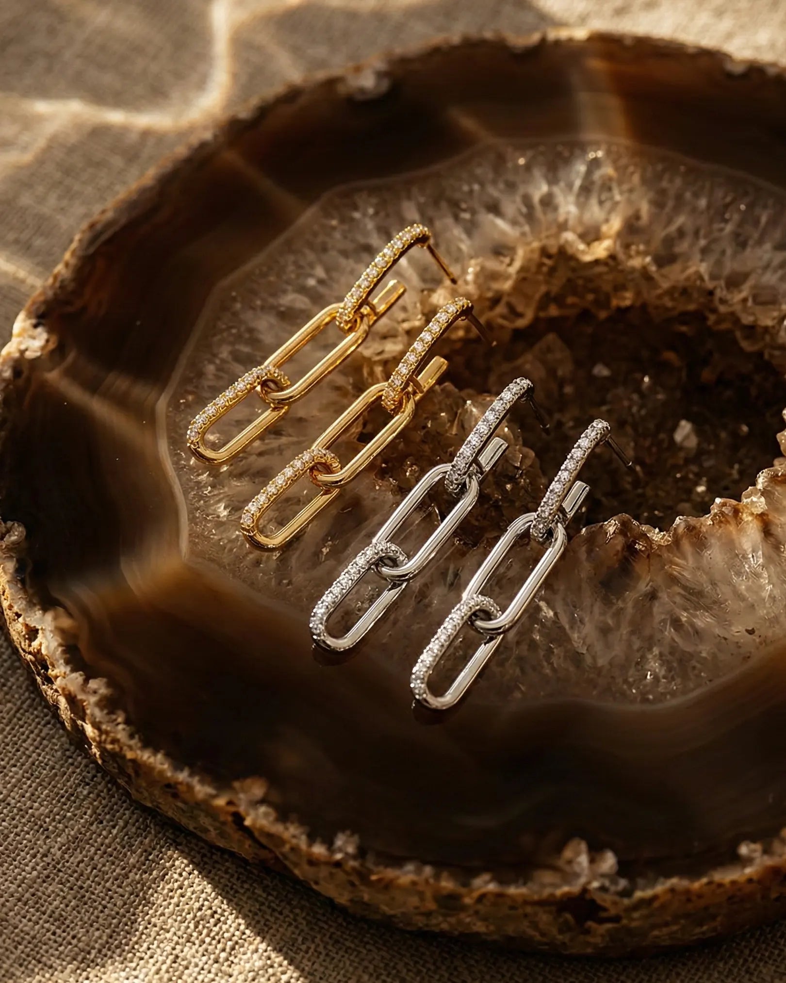 durable-tarnish-free-paperclip-link-earrings-gold-silver, modern-fluid-movement-design-detail, high-quality-18k-gold-plating, anti-allergy-silver-jewelry-premium, refined-jewelry-collection-germany