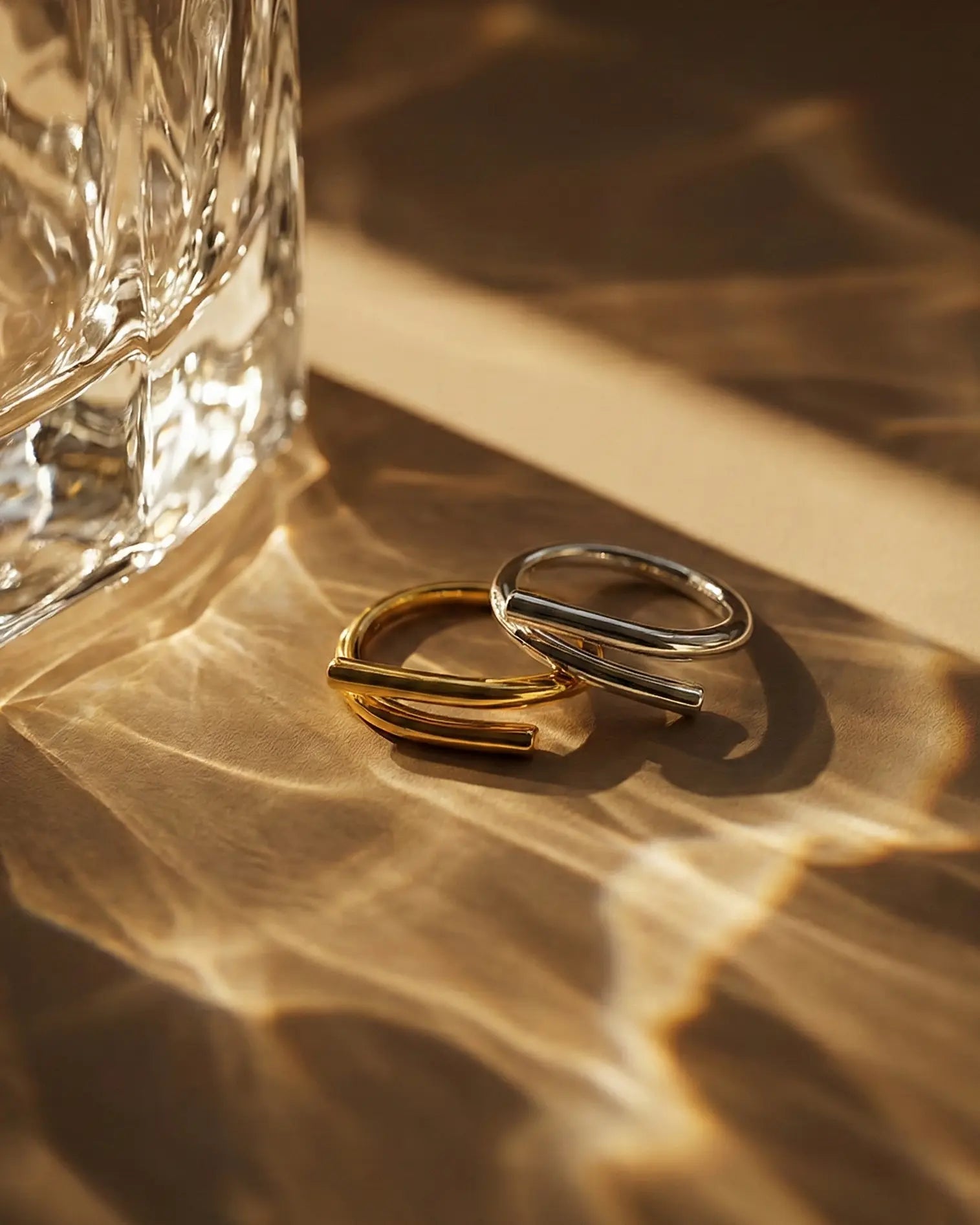 durable-tarnish-free-peaceful-open-back-ring-detail, sophisticated-fluid-band-texture-silver, high-quality-18k-gold-plating-925-silver, anti-allergy-silver-jewelry-premium, refined-jewelry-collection-germany
