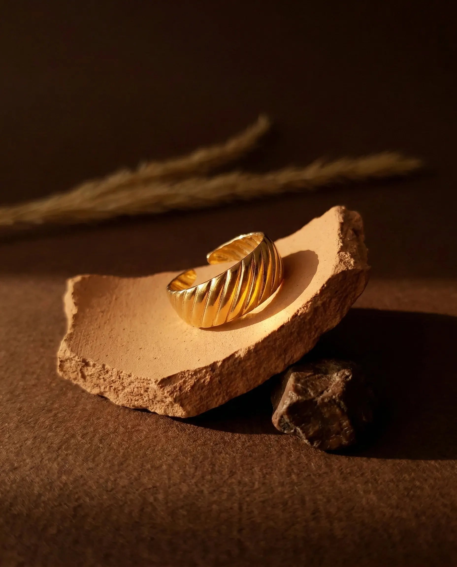 durable-waterproof-gold-wide-band-tarnish-free, sculptural-wrap-around-ring-texture, high-quality-gold-pvd-plating, anti-allergy-steel-jewelry-premium, refined-jewelry-collection-germany, sustainable-luxury-jewelry-styling