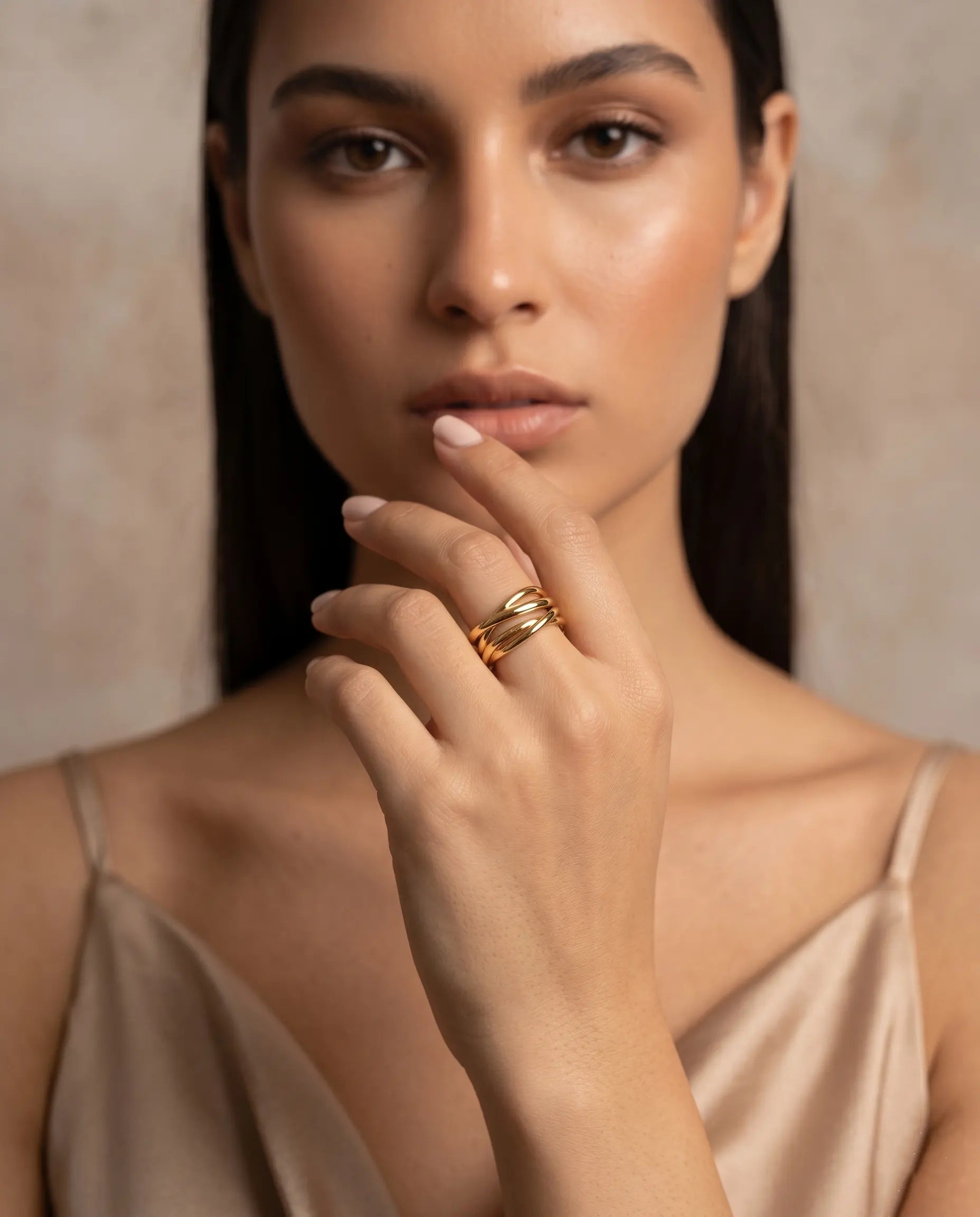 model-wearing-gold-crossover-ring, elegant-jewelry-lifestyle-photography, chic-minimalist-ring-on-hand, professional-women-jewelry-style, luxury-gold-accessories-for-her, premium-jewelry-brand-model