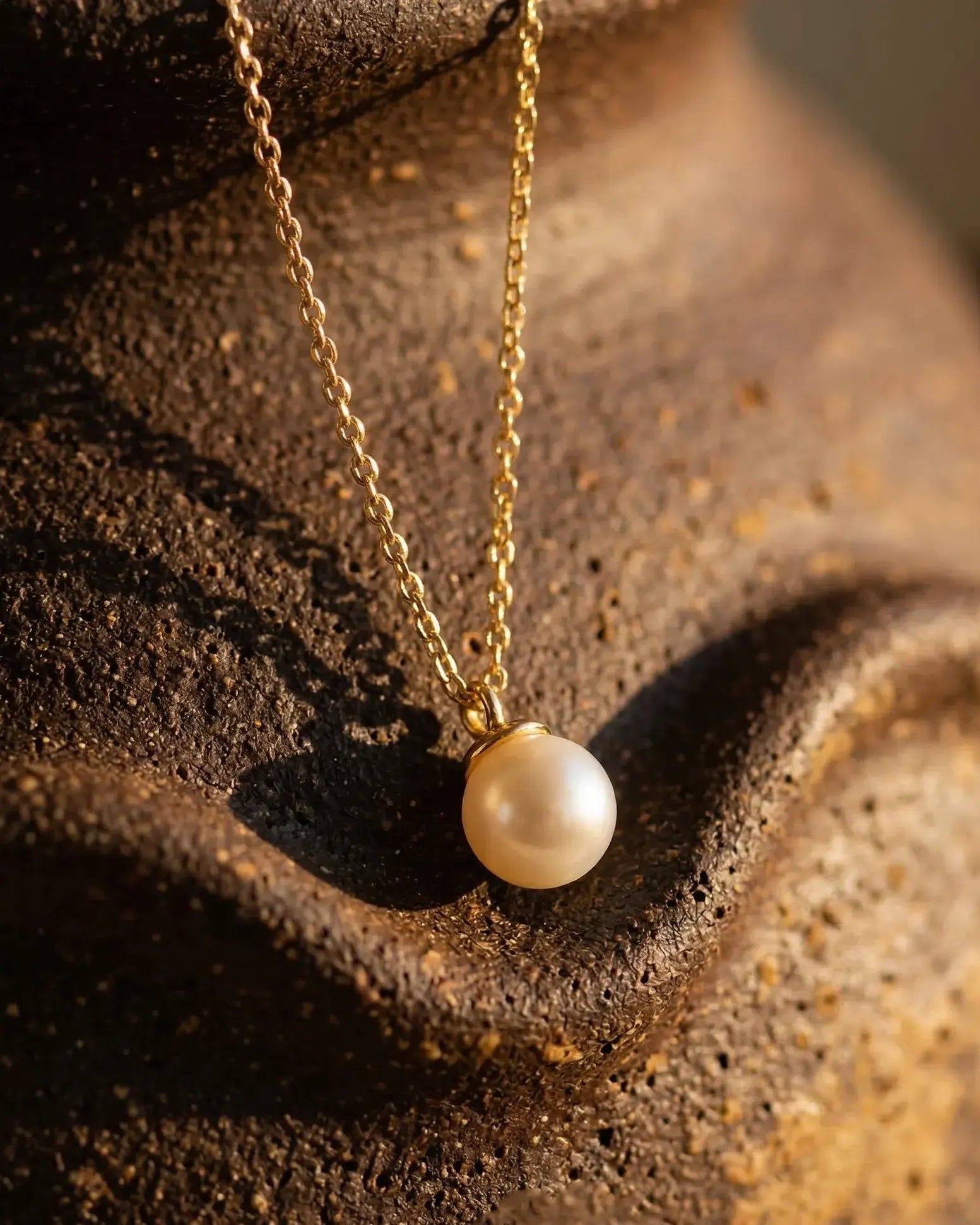 oble-single-pearl-pendant-necklace-925-silver-gold-vermeil_elegant-minimalist-organic-pearl-jewelry-luxury_high-quality-tarnish-free-solitaire-pearl-necklace_senya-jewelry-best-seller-noble