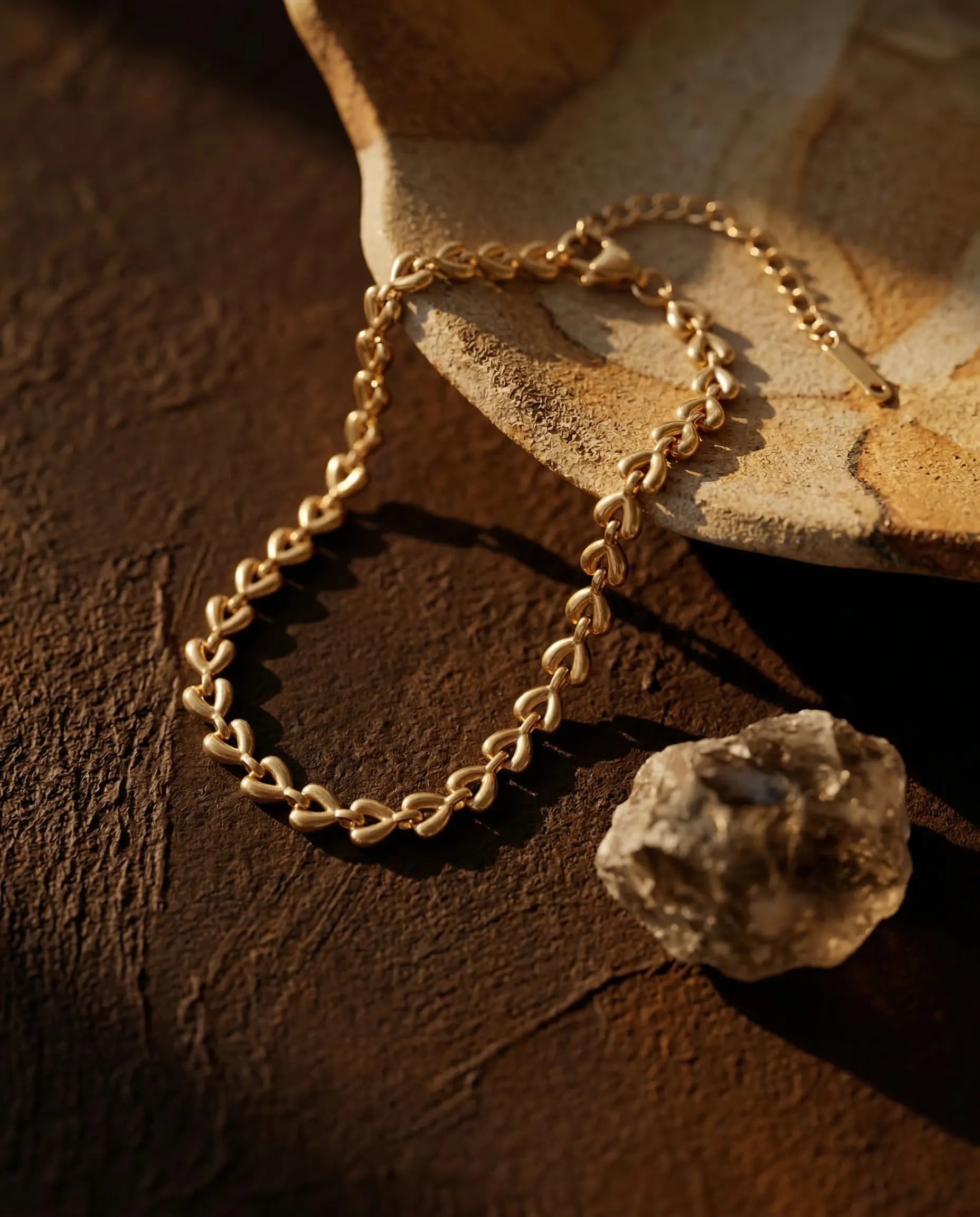 odessa-textured-round-link-bracelet-stainless-steel-gold-pvd, elegant-minimalist-waterproof-chain-jewelry-luxury, high-quality-tarnish-free-gold-bracelet, senya-jewelry-best-seller-odessa