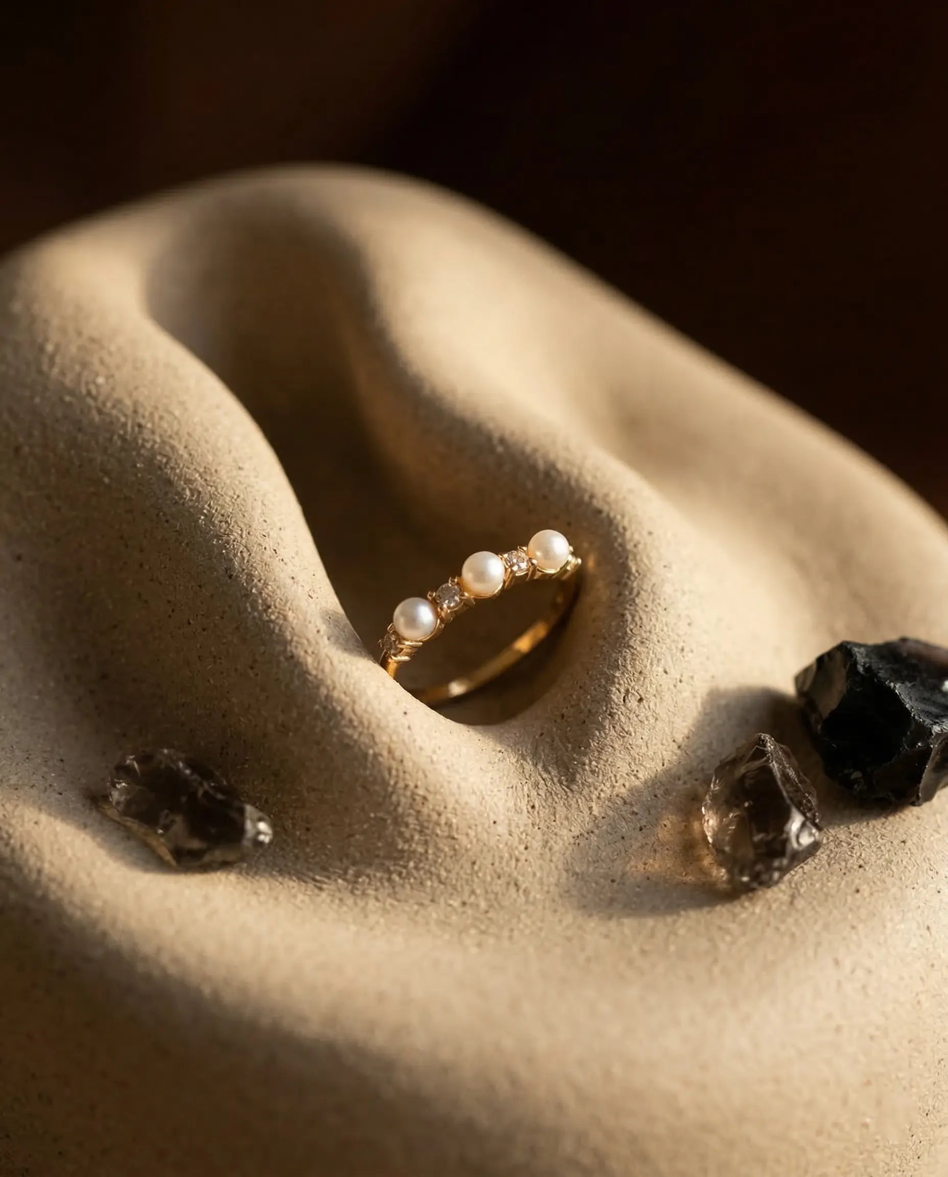 premium-quality-barletta-pearl-gold-band, durable-plating-detail-europe, anniversary-gift-gold-pearl-ring, refined-minimalist-luxe-aesthetic, sustainable-jewelry-brand-europe