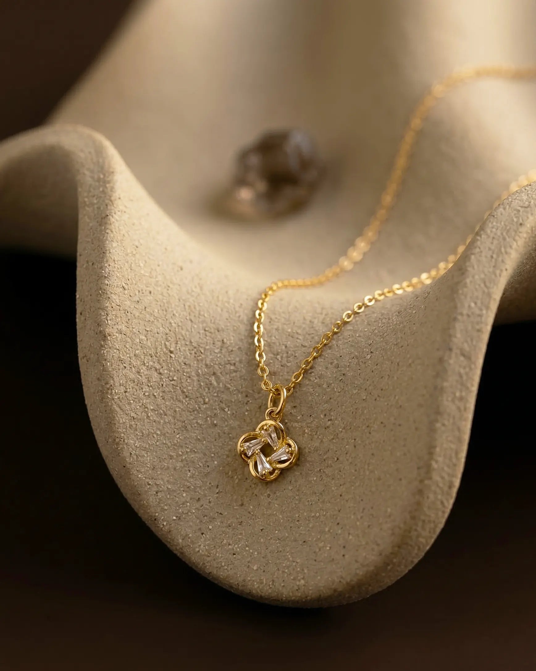 premium-quality-juliet-puffy-heart-gold-necklace, durable-gold-plating-detail-europe, anniversary-gift-modern-heart-pendant, refined-minimalist-luxe-aesthetic, sustainable-steel-jewelry-brand-europe