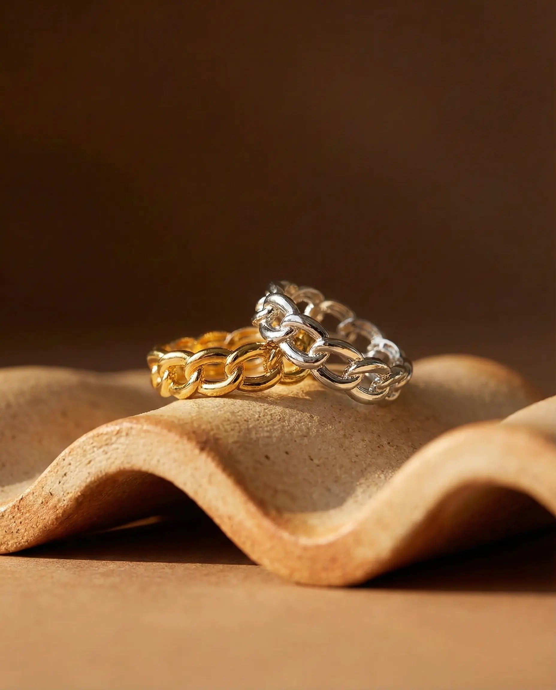 premium-quality-kiana-chain-rings-architecture-style, durable-gold-plating-detail-europe, anniversary-gift-gold-stacking-bands, refined-minimalist-jewelry-aesthetic, sustainable-silver-jewelry-brand-europe