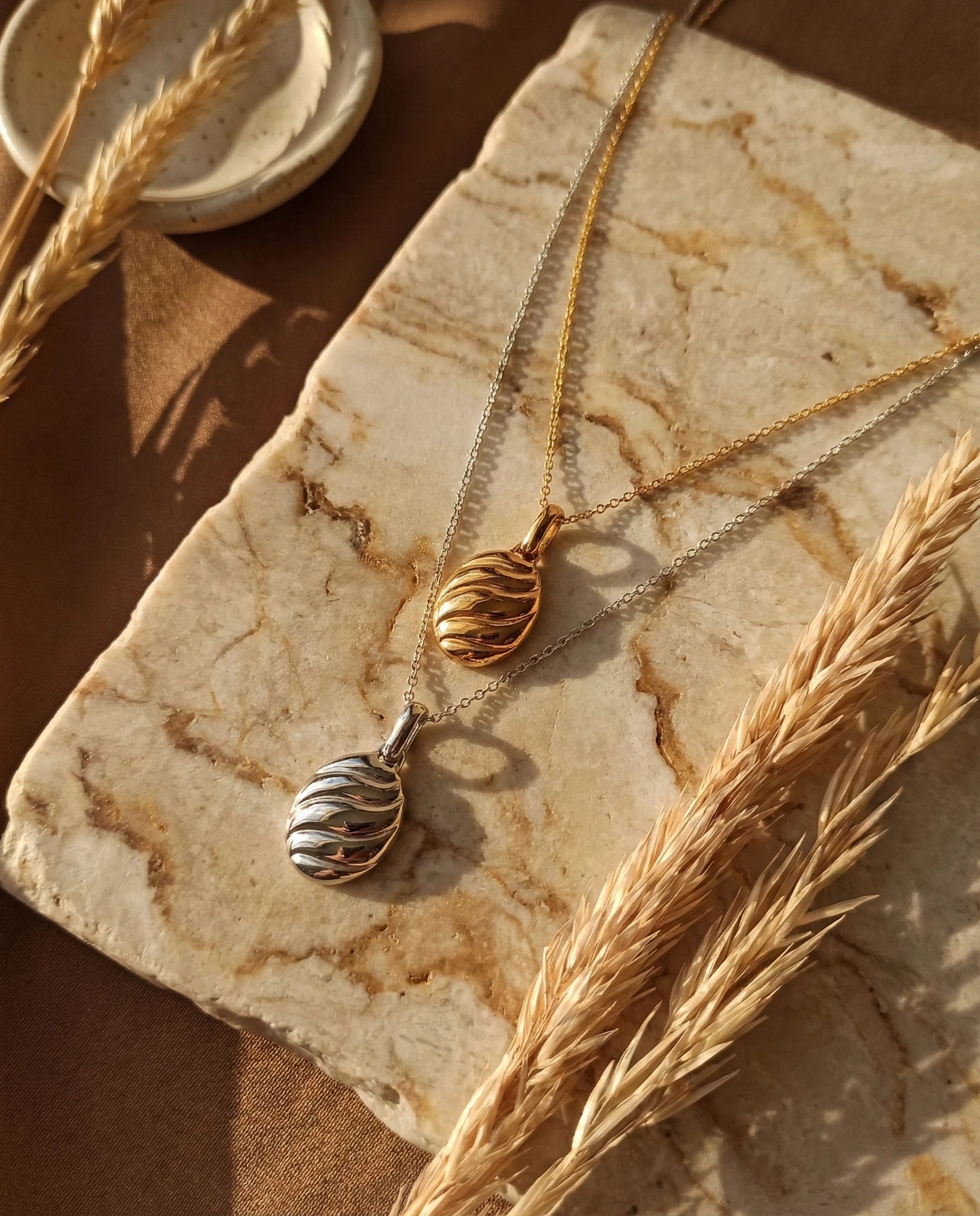 premium-quality-organic-texture-gold-necklace, durable-gold-plating-summer-essential, anniversary-gift-shell-pendant-gold, refined-minimalist-jewelry-aesthetic, sustainable-steel-jewelry-brand-europe, holiday-gift-guide-beach-luxury