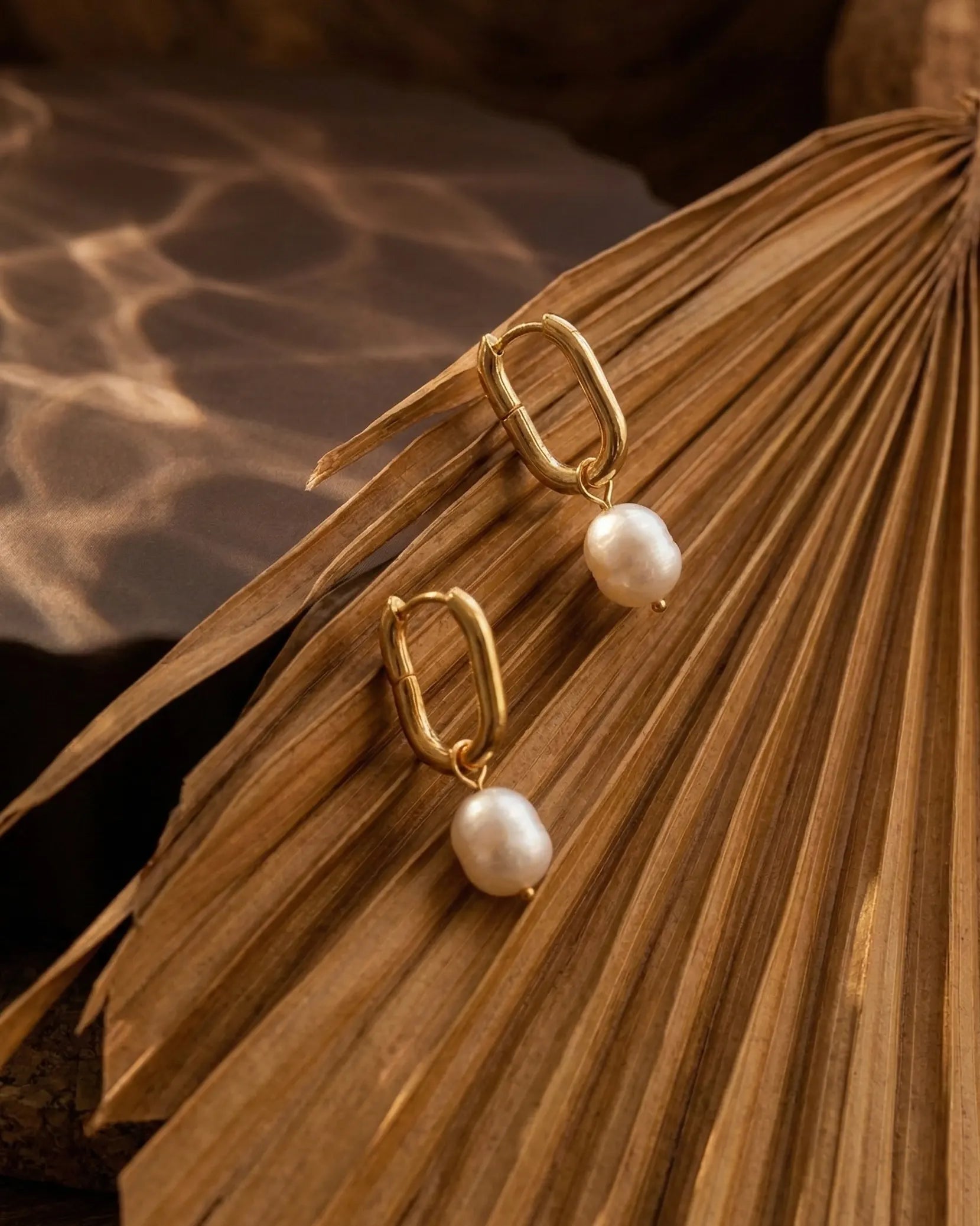 premium-quality-pearly-freshwater-pearl-earrings, durable-gold-plating-detail-europe, anniversary-gift-gold-pearl-hoops, refined-minimalist-coastal-aesthetic, sustainable-steel-jewelry-brand-europe