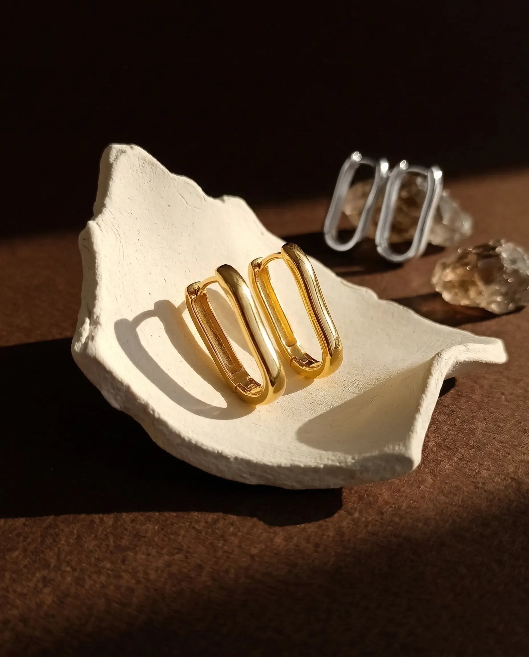 seville-square-hoop-earrings-gold-vermeil-925-silver, elegant-modern-geometric-jewelry-luxury, high-quality-polished-rectangular-hoops, senya-jewelry-best-seller-seville