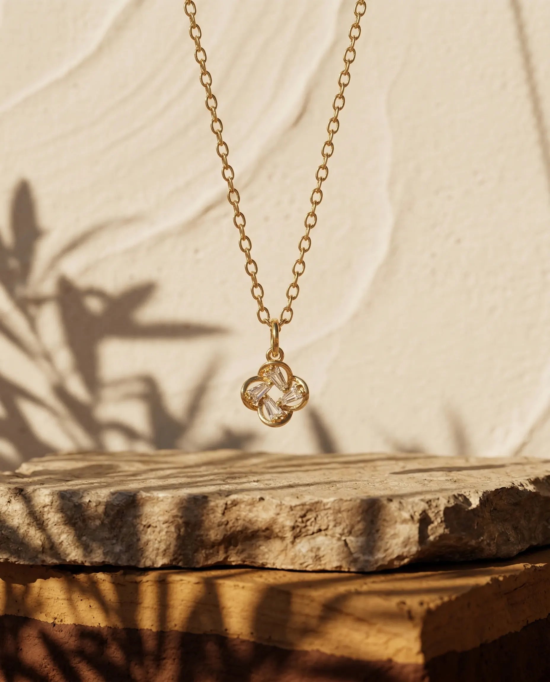 tarnish-resistant-gold-pvd-juliet-necklace-detail, radiant-polished-heart-shimmer-jewelry, jewelry-for-sensitive-skin-waterproof, upscale-jewelry-brand-denmark, modern-classic-heart-design