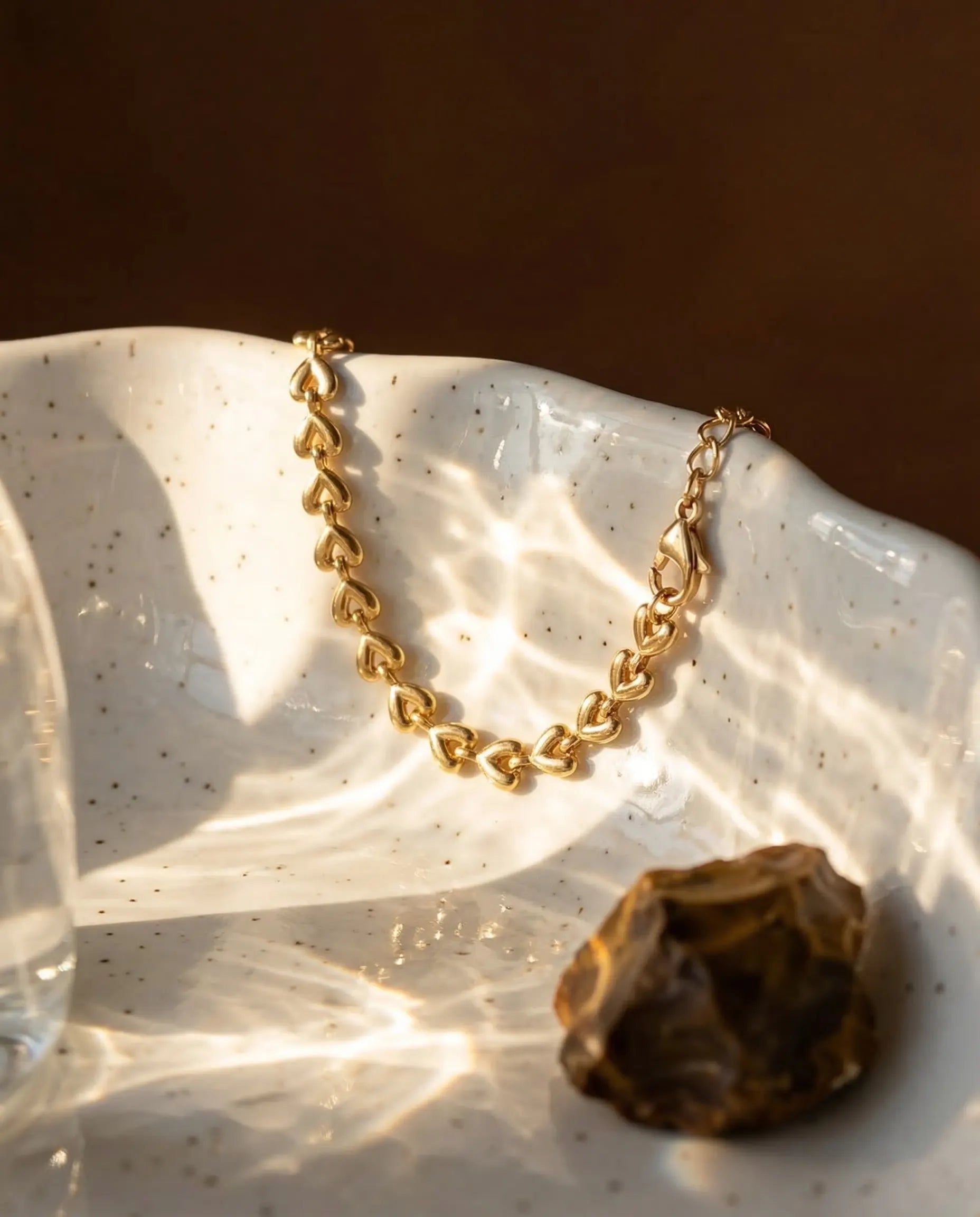 tarnish-resistant-gold-pvd-odessa-bracelet-detail, radiant-polished-texture-shimmer-jewelry, jewelry-for-sensitive-skin-waterproof, upscale-jewelry-brand-denmark, modern-classic-round-link-design