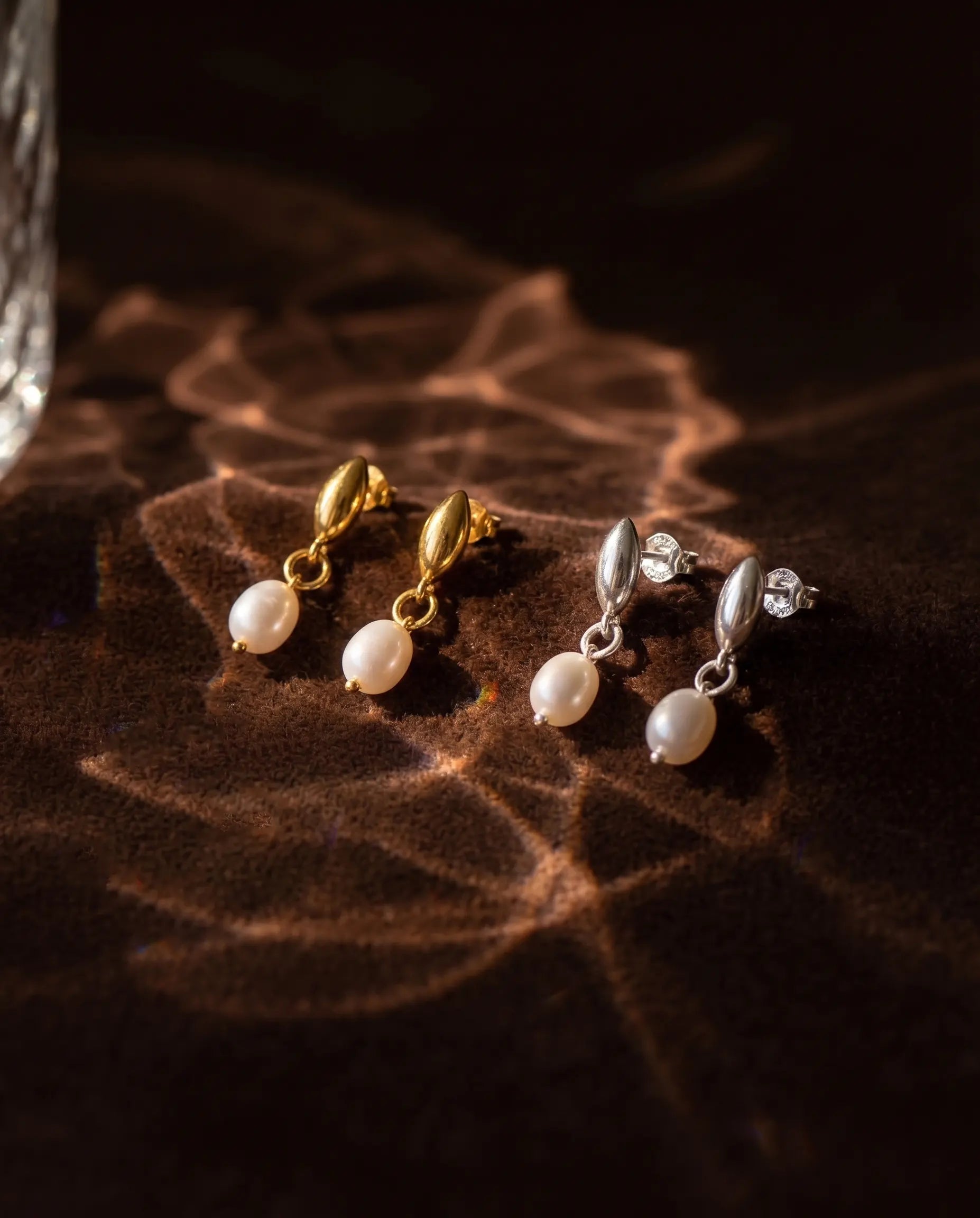 timeless-bold-aesthetic-petal-pearl-earrings-gold-silver, 18k-gold-plating-finish-detail-botanical-earrings, gift-ideas-for-women-elegant-gold-jewelry, luxury-boutique-jewelry-styling-europe