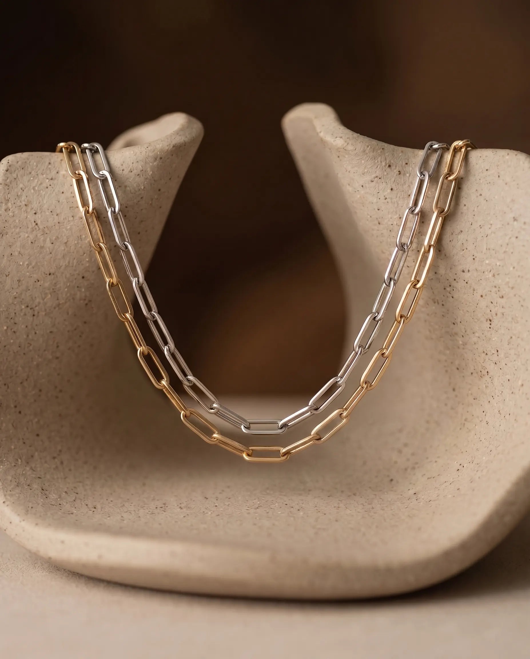 timeless-minimalist-aesthetic-bonea-gold-necklace, waterproof-finish-detail-sculptural-drop, gift-ideas-for-women-elegant-gold-jewelry, luxury-boutique-jewelry-netherlands, artistic-jewelry-flatlay-photography
