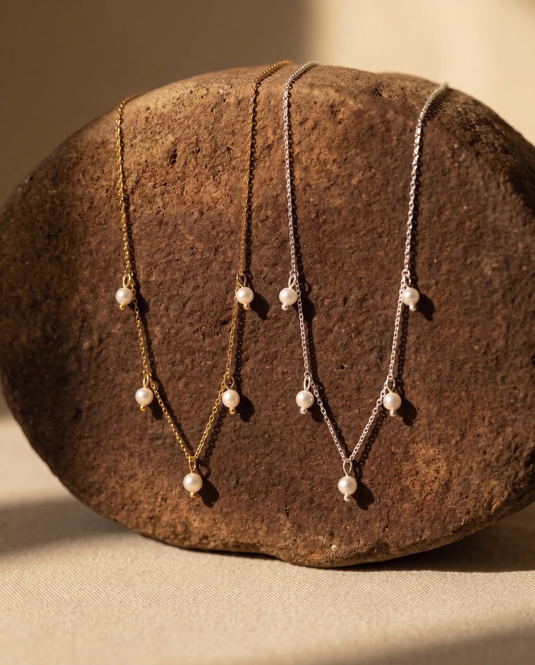 timeless-minimalist-aesthetic-nora-pearl-necklace-gold-silver, waterproof-finish-detail-multi-pearl-pendant, gift-ideas-for-women-elegant-pearl-jewelry, luxury-boutique-jewelry-netherlands, artistic-jewelry-flatlay-photography