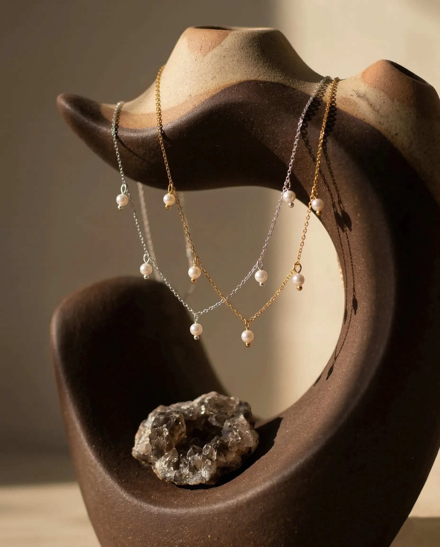 timeless-minimalist-aesthetic-nora-pearl-necklace-gold-silver, waterproof-finish-detail-multi-pearl-pendant, gift-ideas-for-women-elegant-pearl-jewelry, luxury-boutique-jewelry-netherlands, artistic-jewelry-flatlay-photography