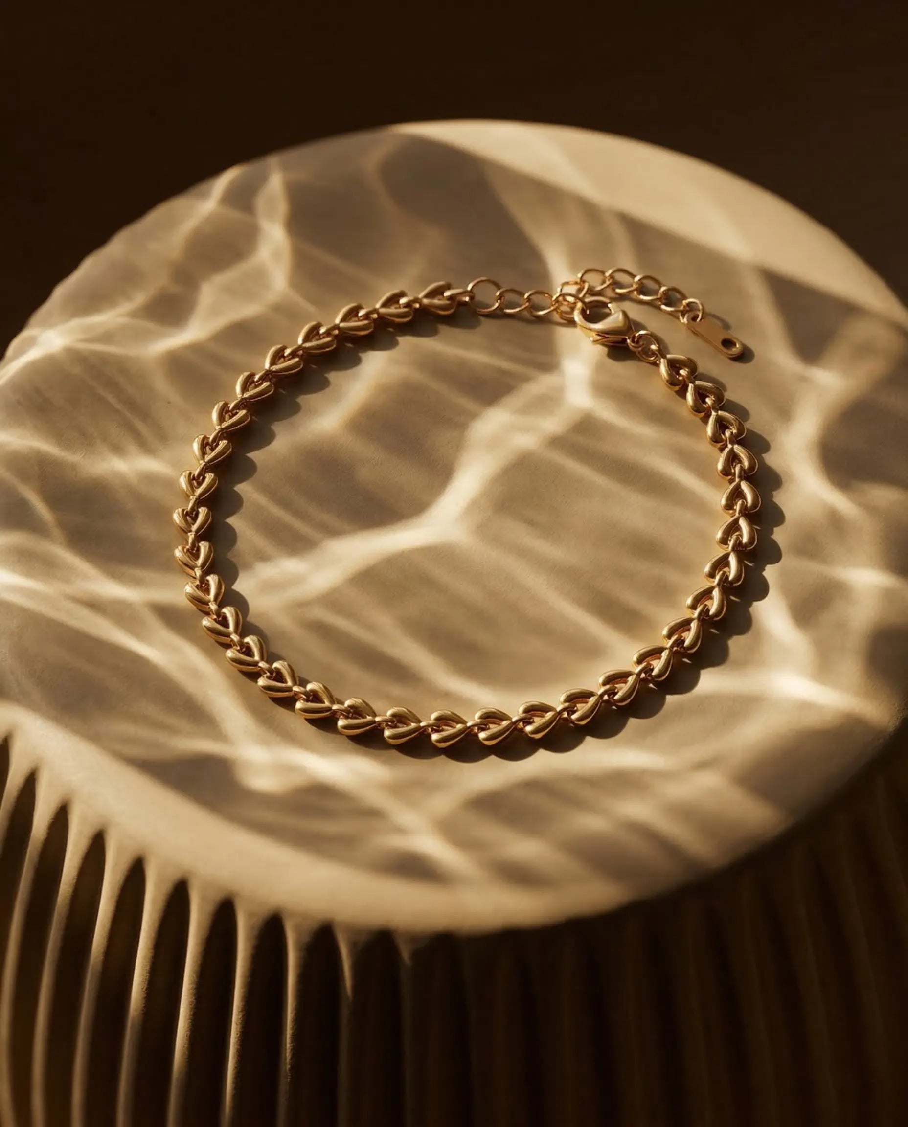 timeless-minimalist-aesthetic-odessa-link-bracelet-gold, waterproof-finish-detail-textured-chain, gift-ideas-for-women-elegant-gold-jewelry, luxury-boutique-jewelry-netherlands, artistic-jewelry-flatlay-photography