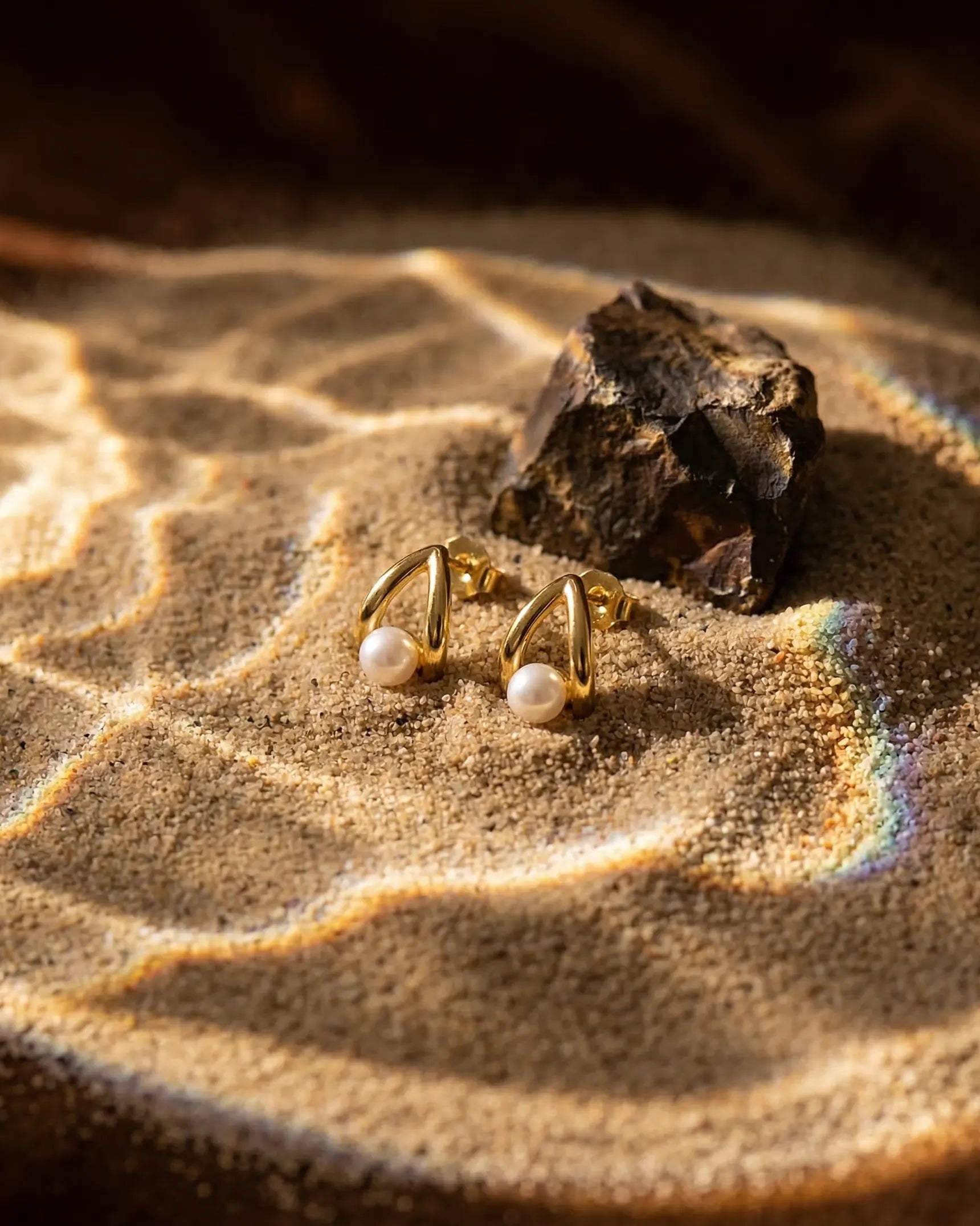 timeless-modern-aesthetic-lace-shimmering-pearl-earrings-gold, 18k-gold-plating-finish-detail-geometric-studs, gift-ideas-for-women-elegant-pearl-jewelry, luxury-boutique-jewelry-netherlands, artistic-jewelry-flatlay-photography