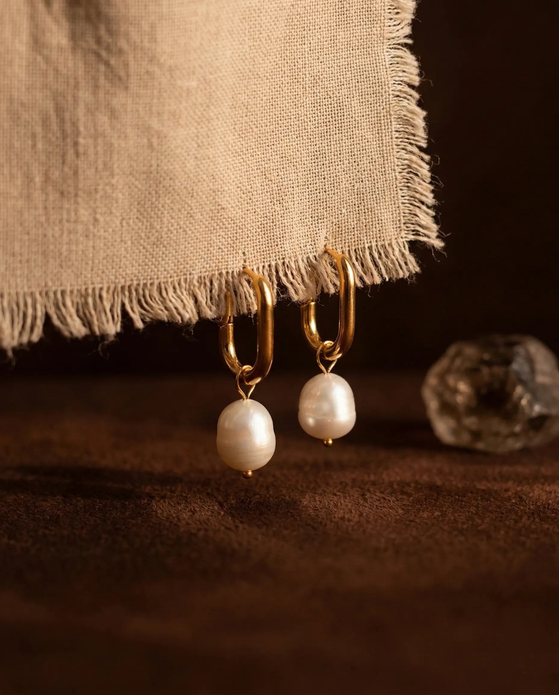 timeless-pearl-aesthetic-drop-earrings-modern, 18k-gold-pvd-finish-detail-pearly-earrings, gift-ideas-for-women-bridal-jewelry, luxury-boutique-jewelry-netherlands, artistic-jewelry-flatlay-photography