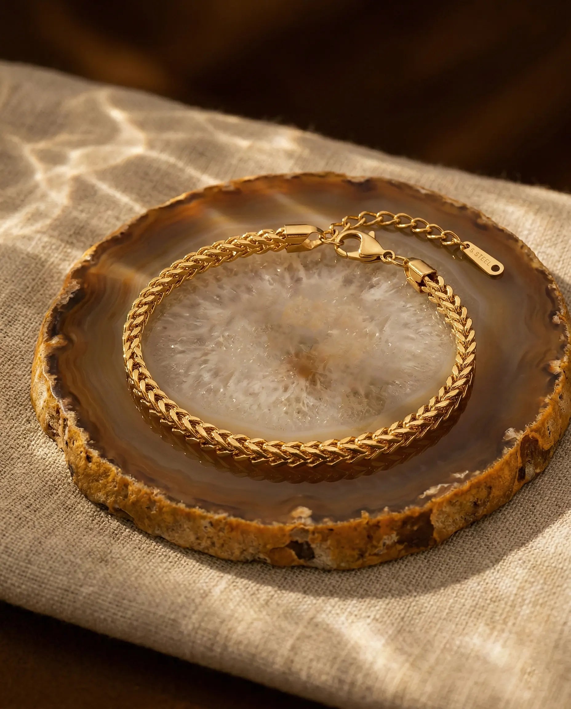 timeless-twisted-rope-aesthetic-bracelet-modern, 18k-gold-pvd-plating-detail-cordira, gift-ideas-for-women-braided-bracelet, high-shine-luxury-jewelry-europe, luxury-boutique-jewelry-netherlands