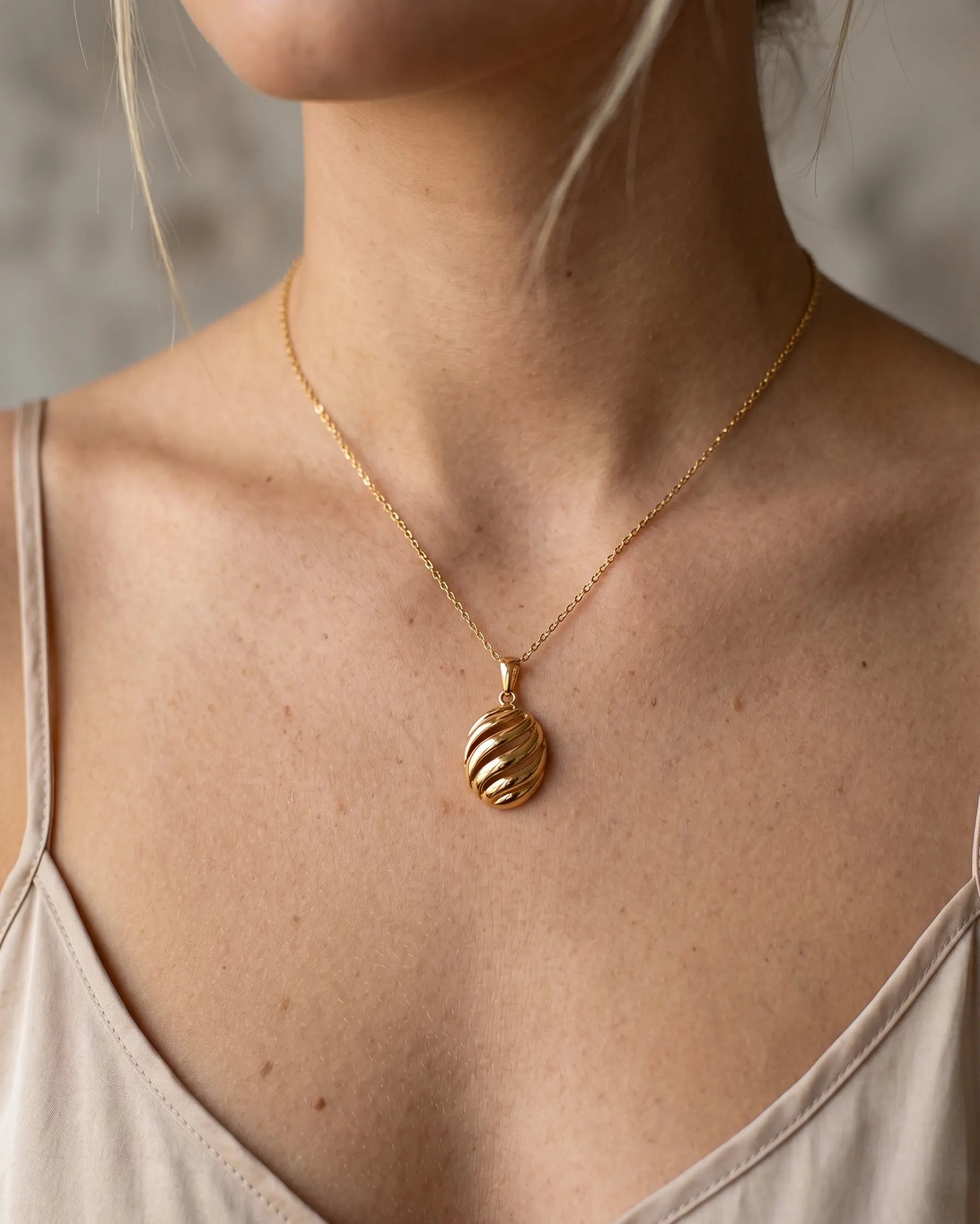 versatile-daily-wear-organic-shell-necklace, effortless-elegance-vacation-jewelry, minimalist-accessories-for-summer-style, classy-gold-pvd-necklace-lifestyle, high-shine-316L-stainless-steel-jewelry, senya-jewelry-coralia-detail