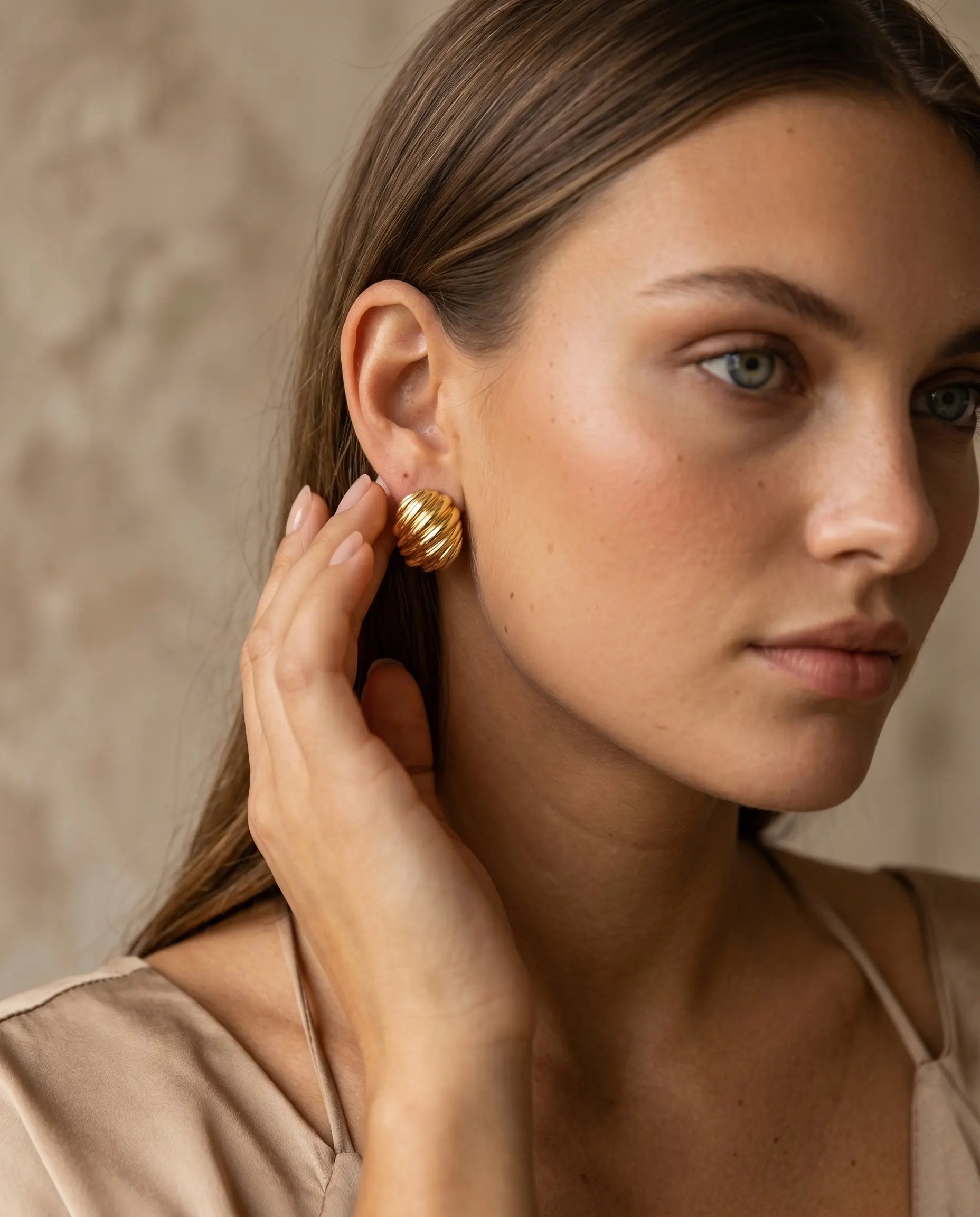 versatile-daily-wear-silver-nia-statement-earrings, effortless-high-end-sculptural-silver-style, minimalist-accessories-for-refined-look, classy-stainless-steel-ribbed-earrings-lifestyle, senya-jewelry-nia-collection
