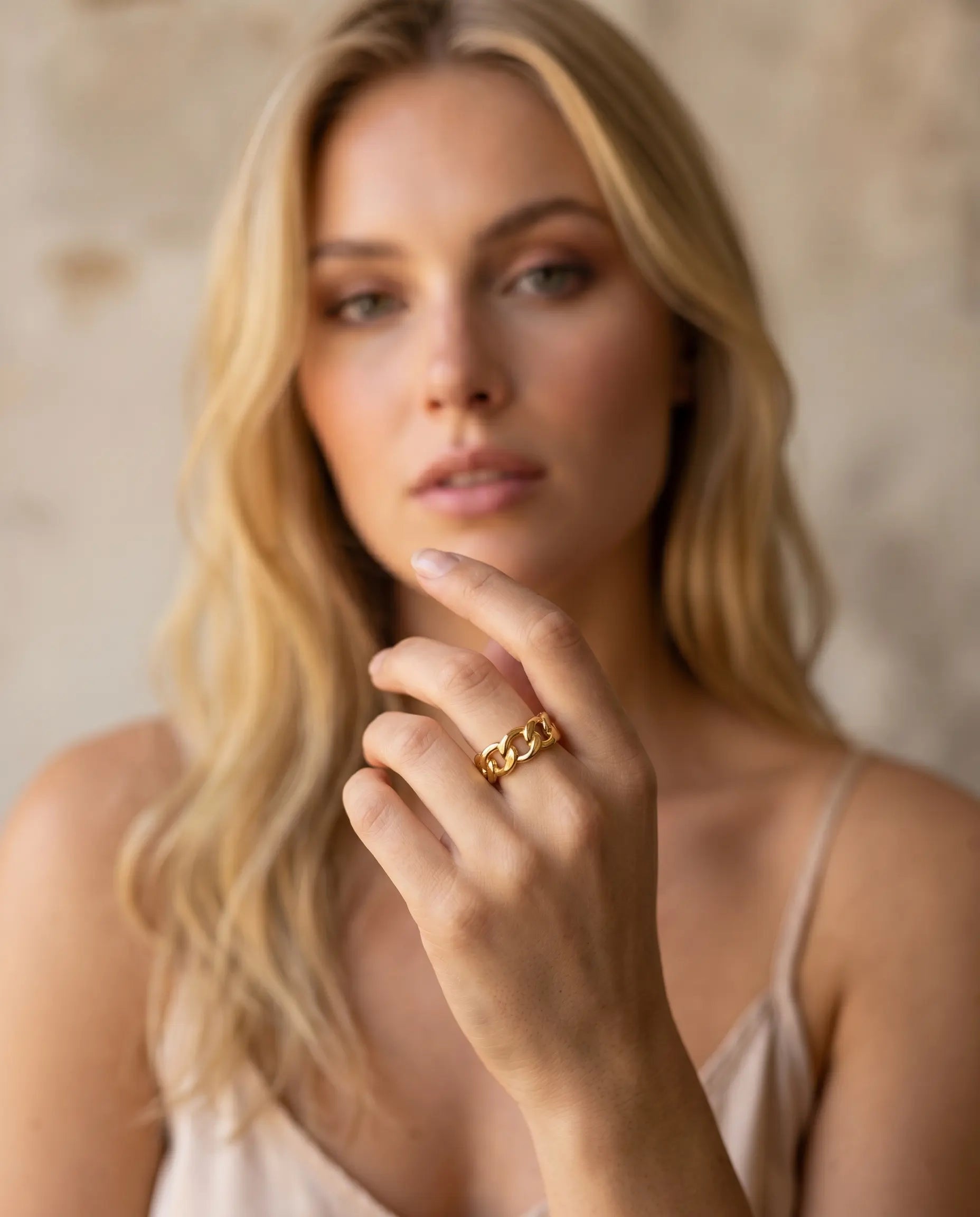 versatile-daily-wear-silver-rubia-statement-ring, effortless-high-end-chain-jewelry-style, minimalist-accessories-for-refined-look, classy-925-silver-link-ring-lifestyle, senya-jewelry-rubia-collection