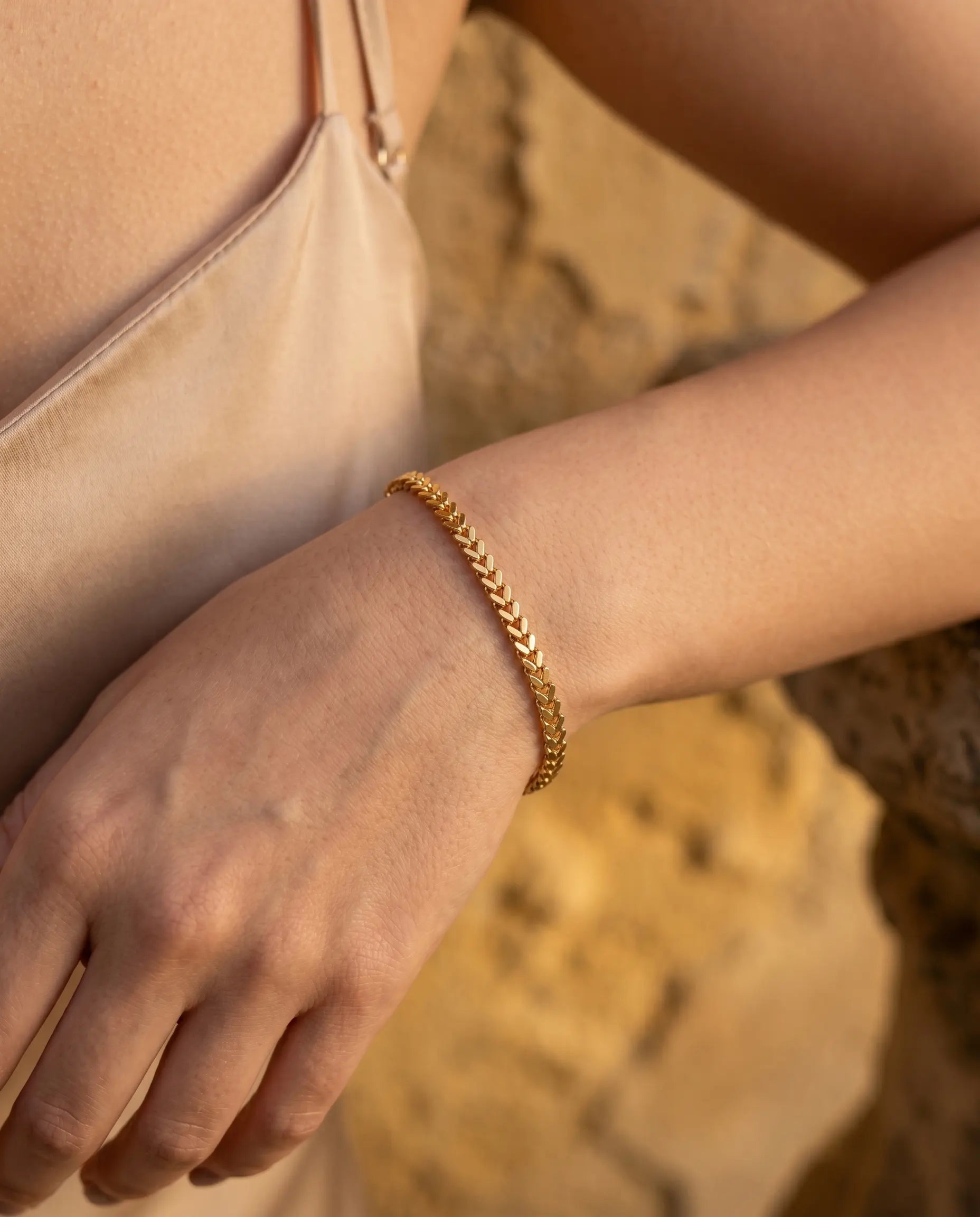 versatile-daily-wear-twisted-rope-bracelet, effortless-elegance-jewelry-style, minimalist-accessories-for-everyday-wear, classy-gold-pvd-bracelet-lifestyle, senya-jewelry-cordira-collection